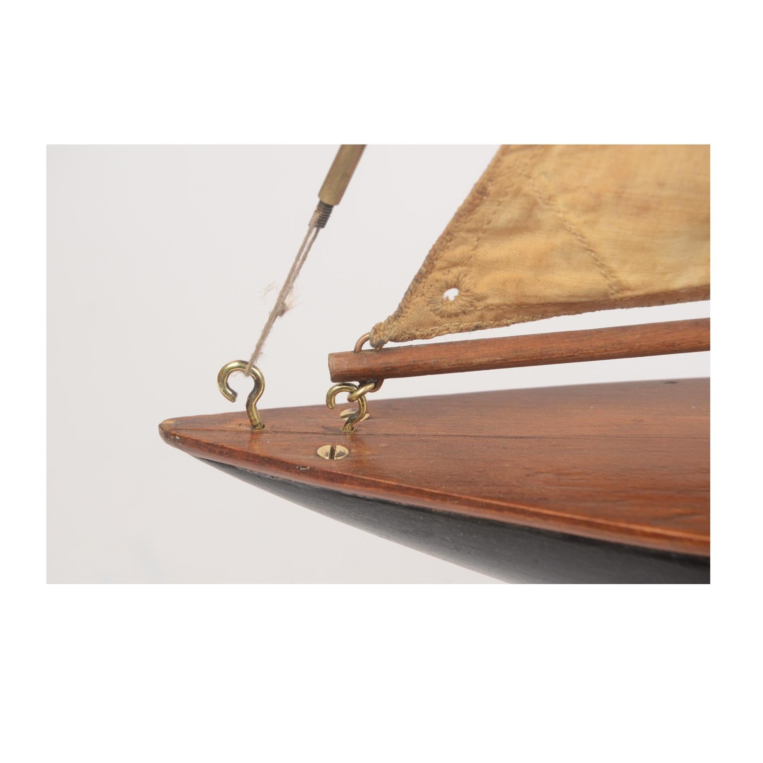1900s English Wooden Antique Nautical Pond Model of a Yacht Original Sails In Good Condition In Milan, IT