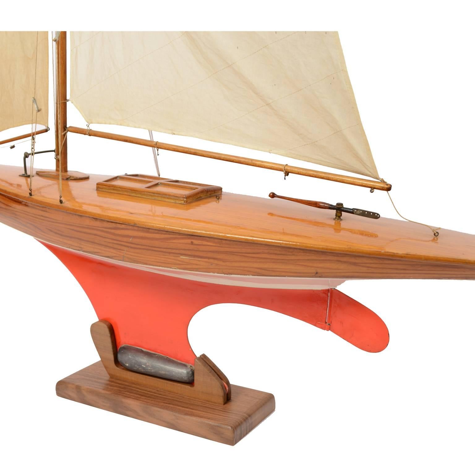 Pond Model on Wooden Base, Red and White Hull Made in the 1950s In Excellent Condition In Milan, IT
