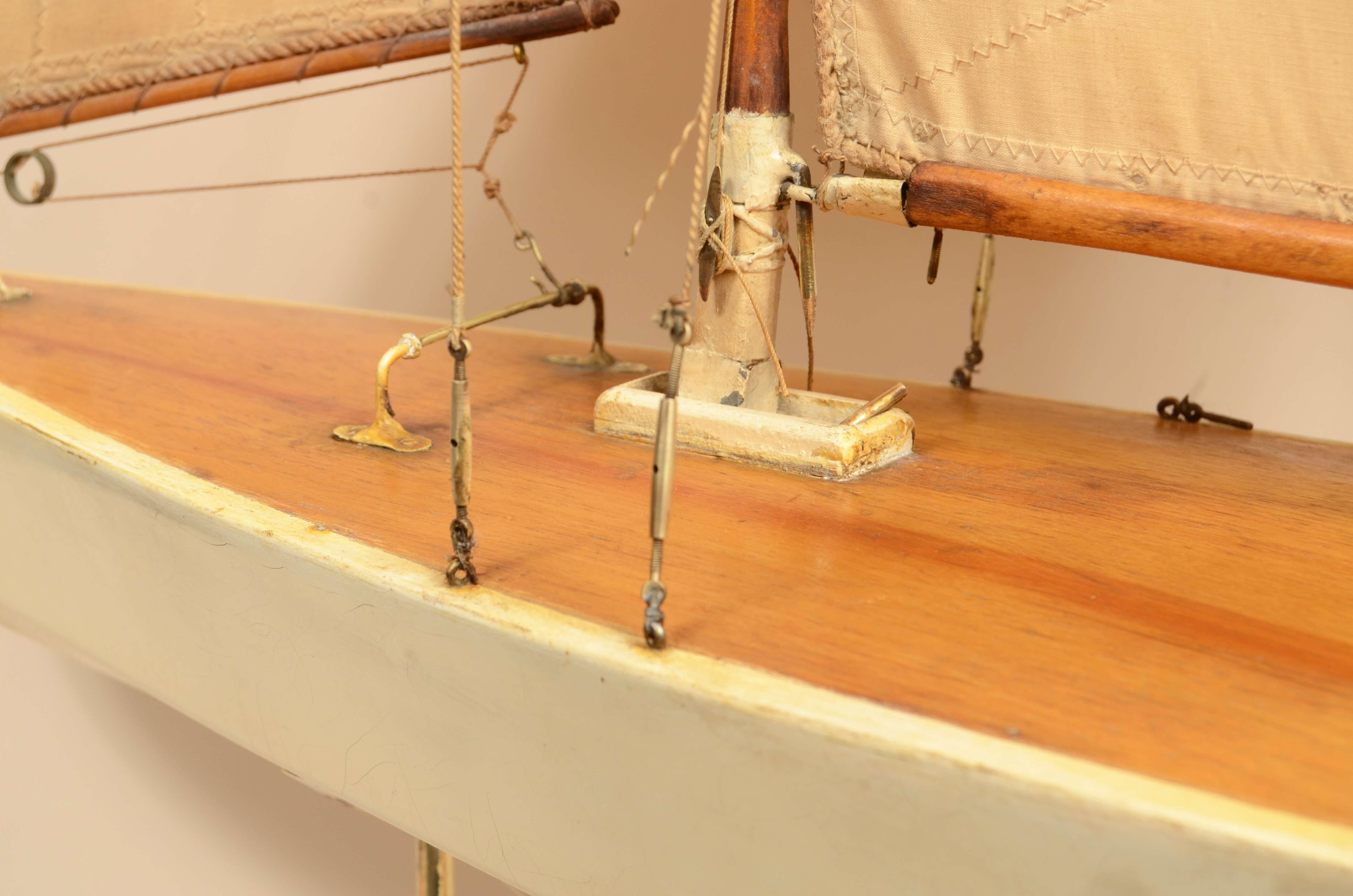 Pond Model made in 1930 of a yacht used to navigate ponds For Sale 5
