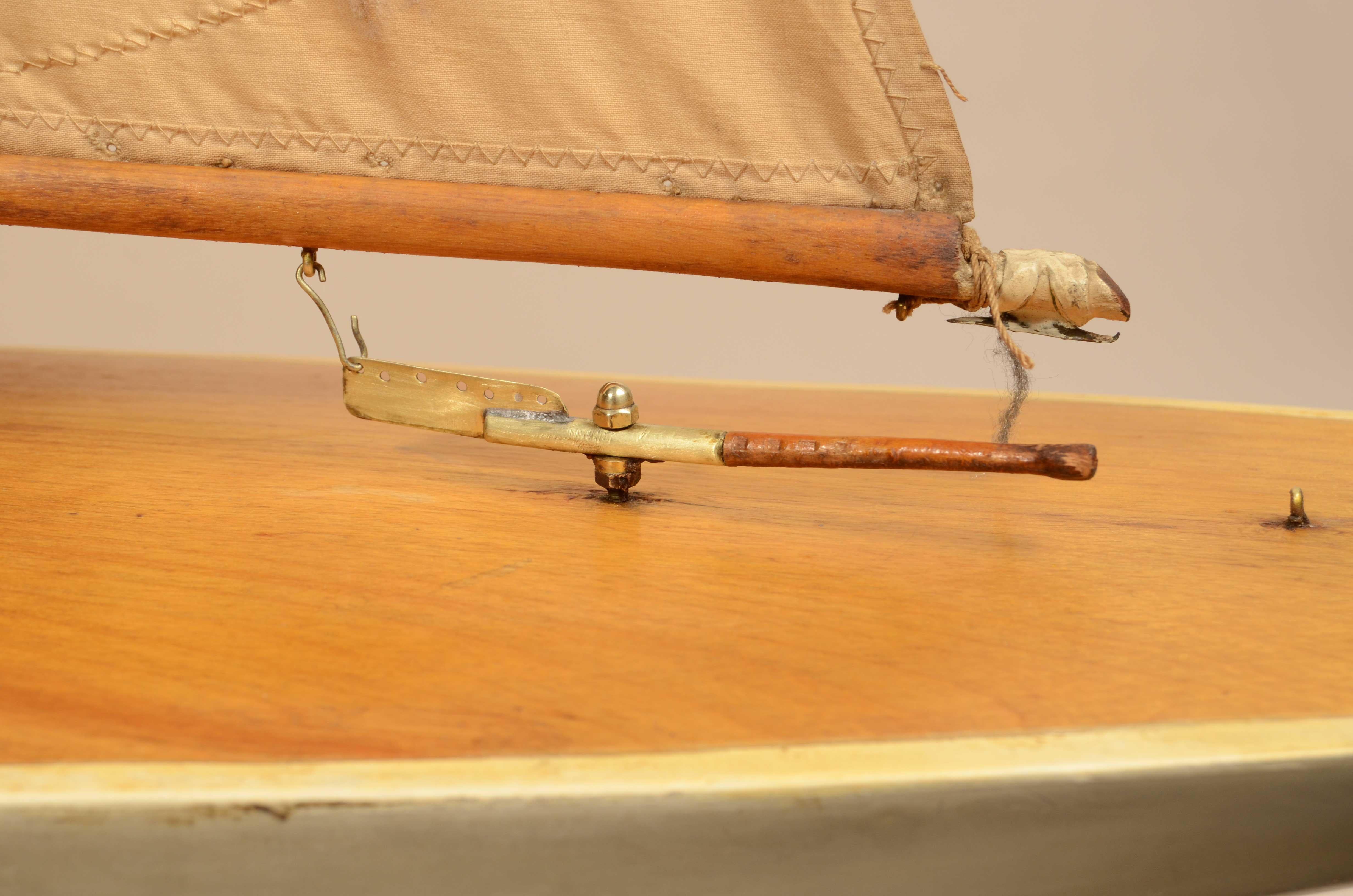 Pond Model made in 1930 of a yacht used to navigate ponds For Sale 6