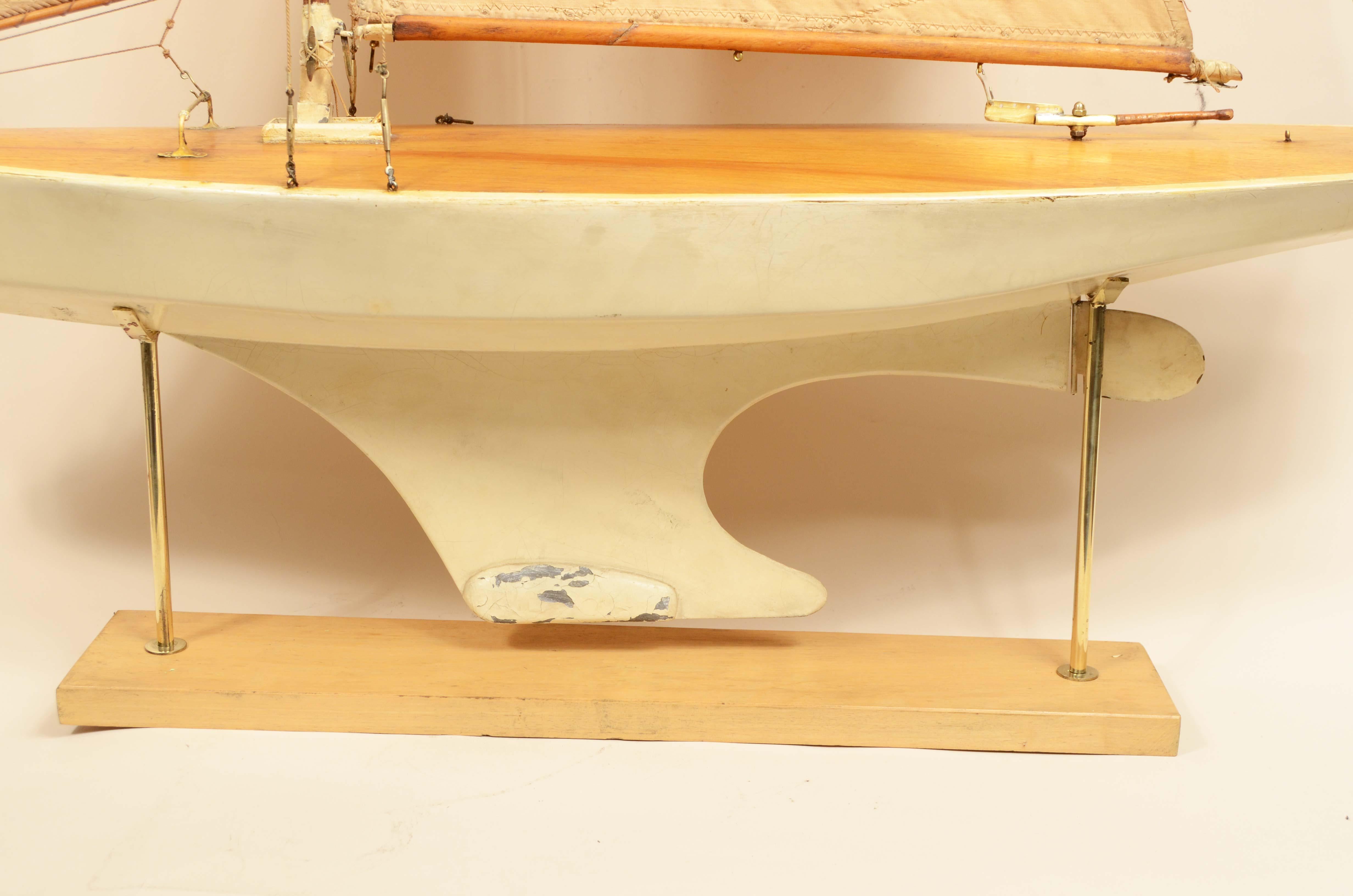 Pond Model made in 1930 of a yacht used to navigate ponds For Sale 9