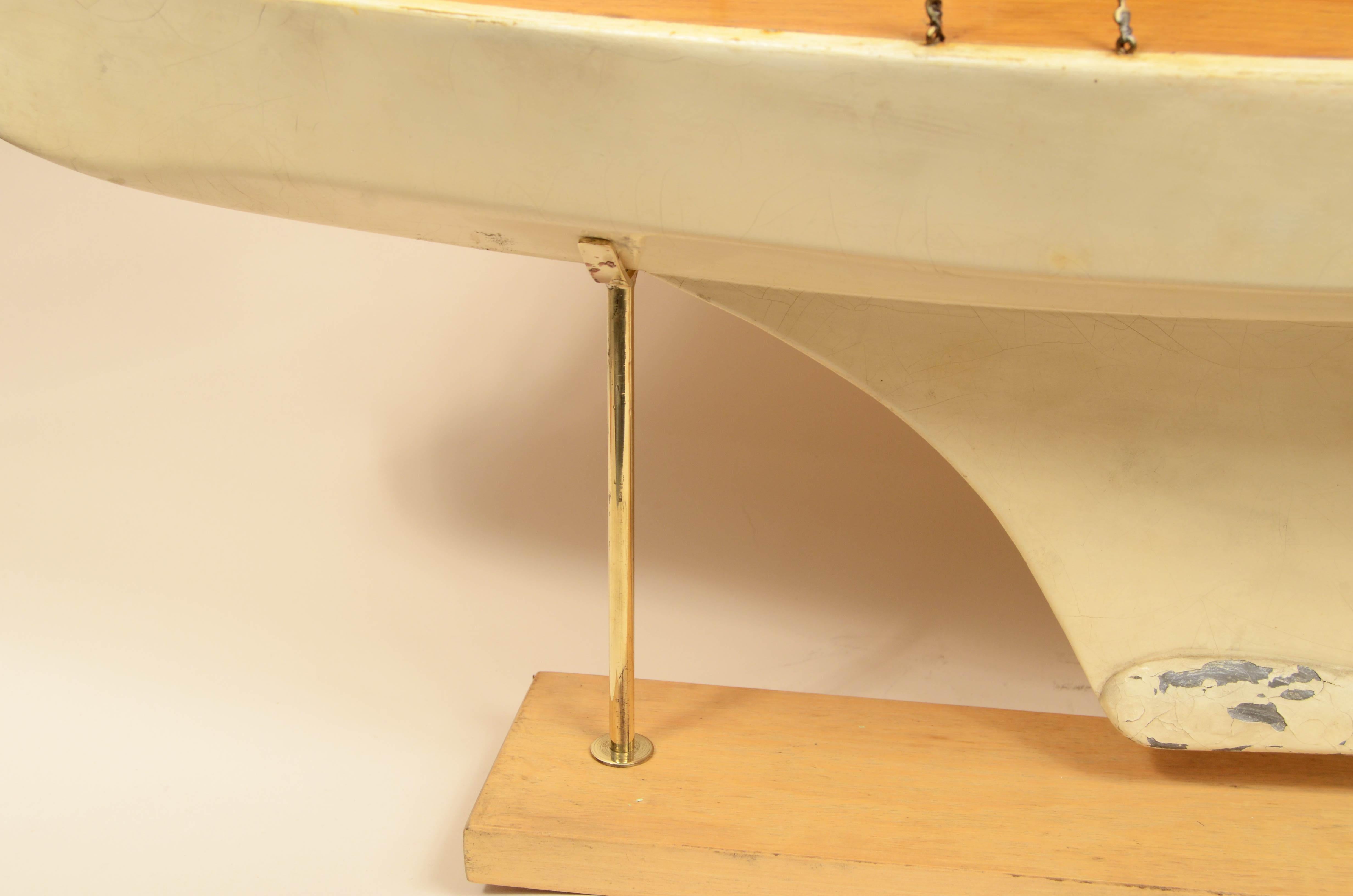 Pond Model made in 1930 of a yacht used to navigate ponds For Sale 10