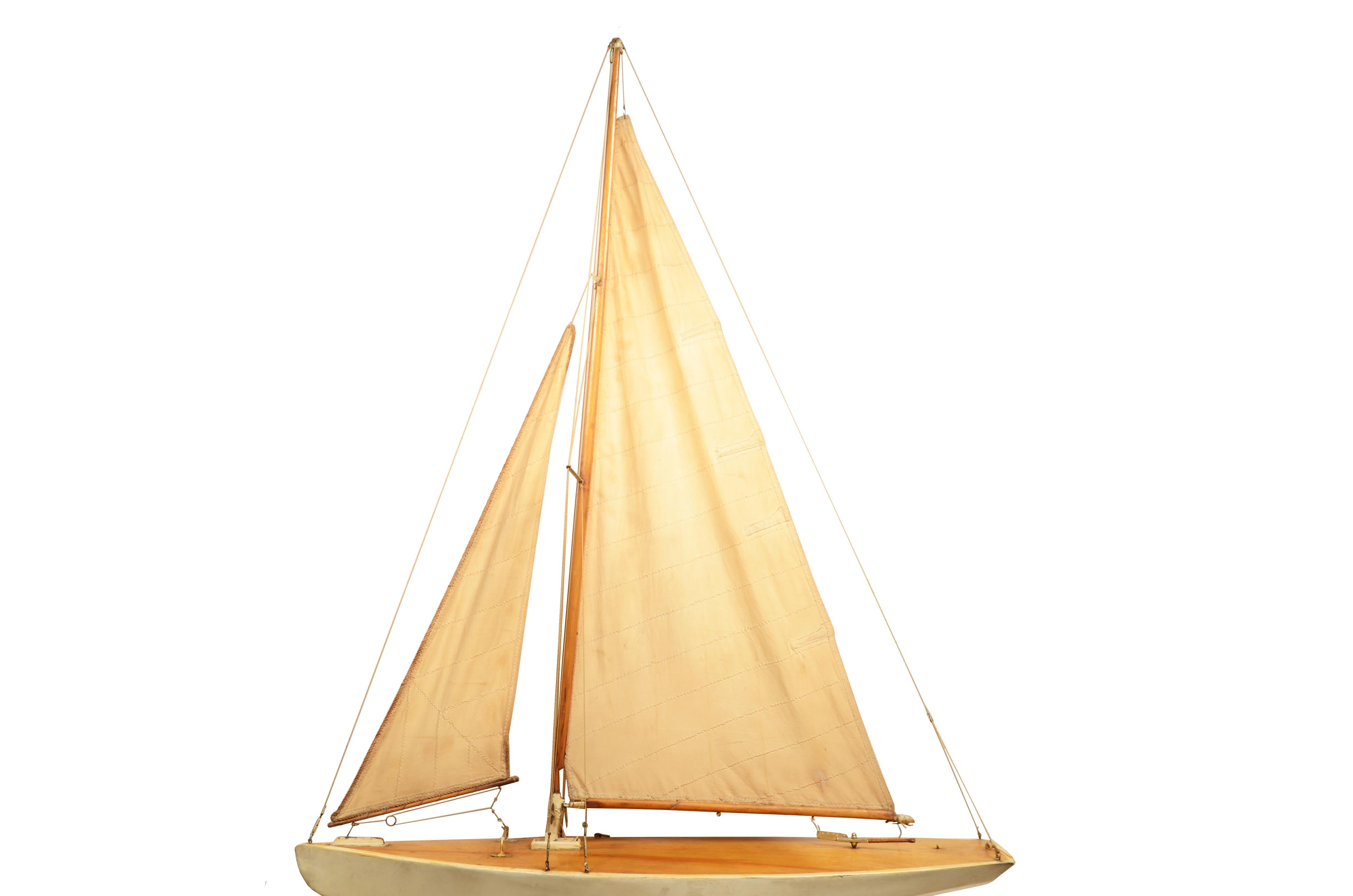 Model made in the 1930s  of a yacht used for sailing in ponds. Original masts, rigging and sails, beautiful wooden hull with original paint, plumbed keel, wood and brass support  tailor-made. Bon état. Measures 80.5x20x123 cm. Inches 31.8x7.9x48.