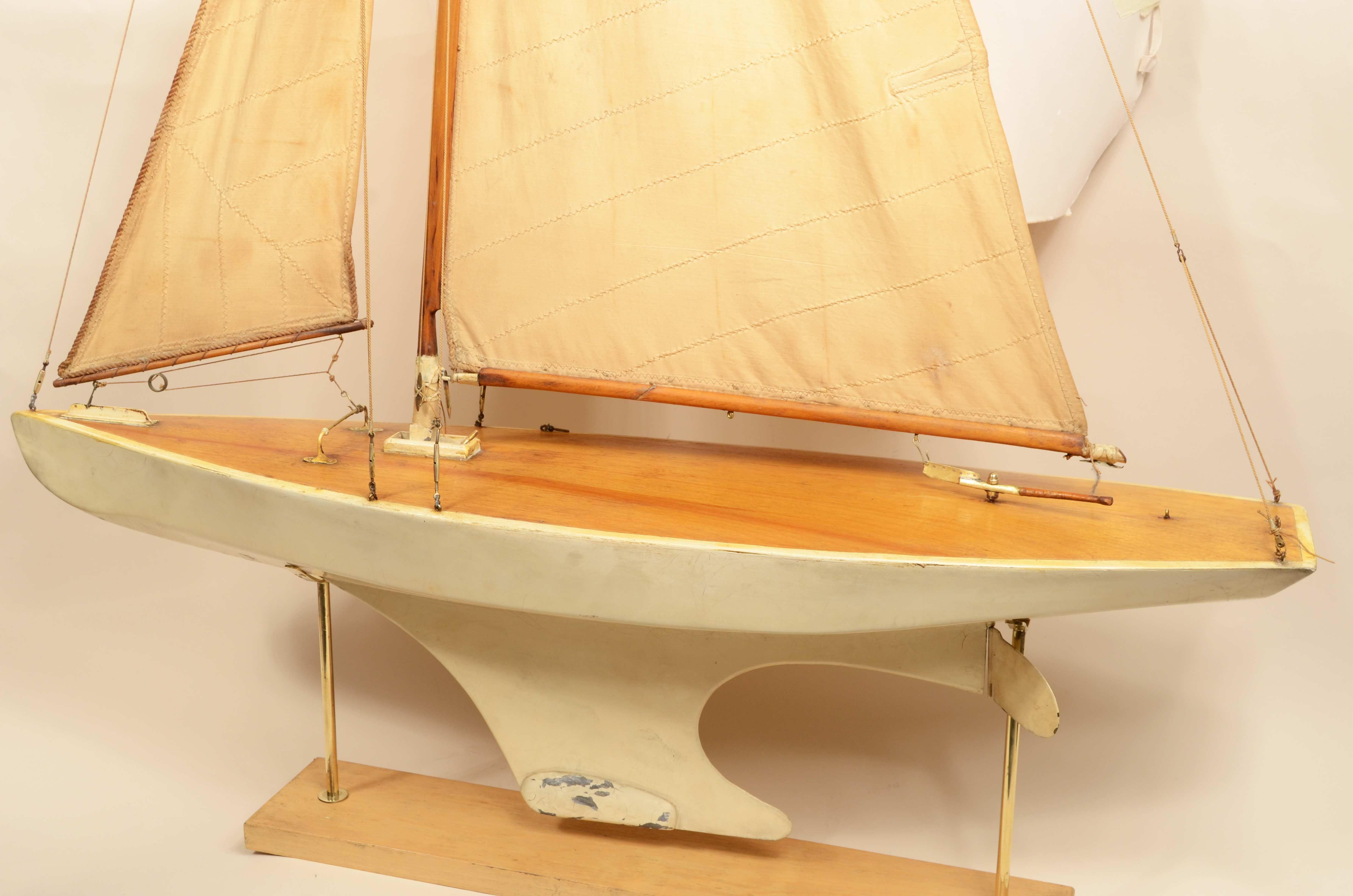 Pond Model made in 1930 of a yacht used to navigate ponds In Good Condition For Sale In Milan, IT