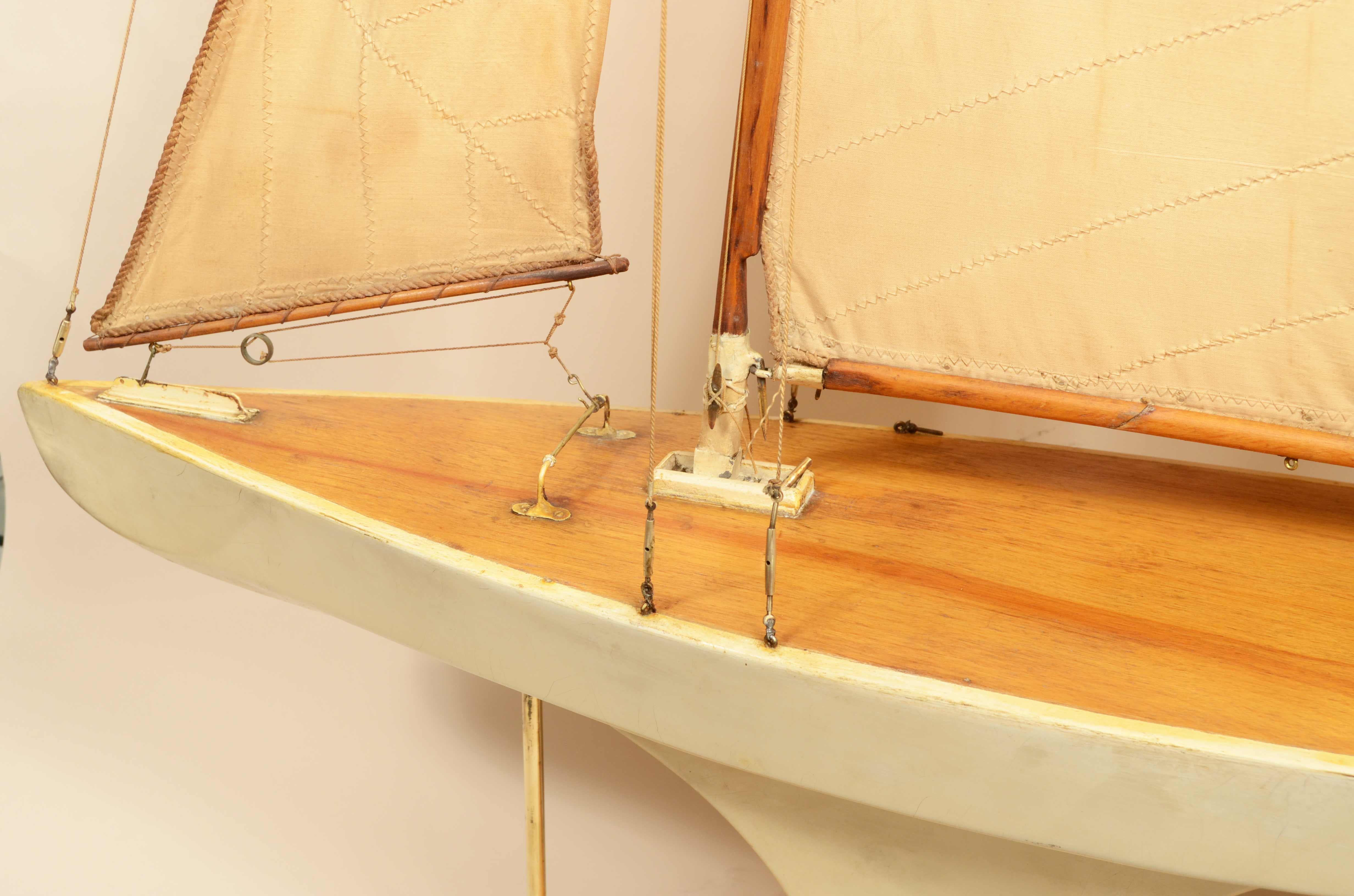 Pond Model made in 1930 of a yacht used to navigate ponds For Sale 1