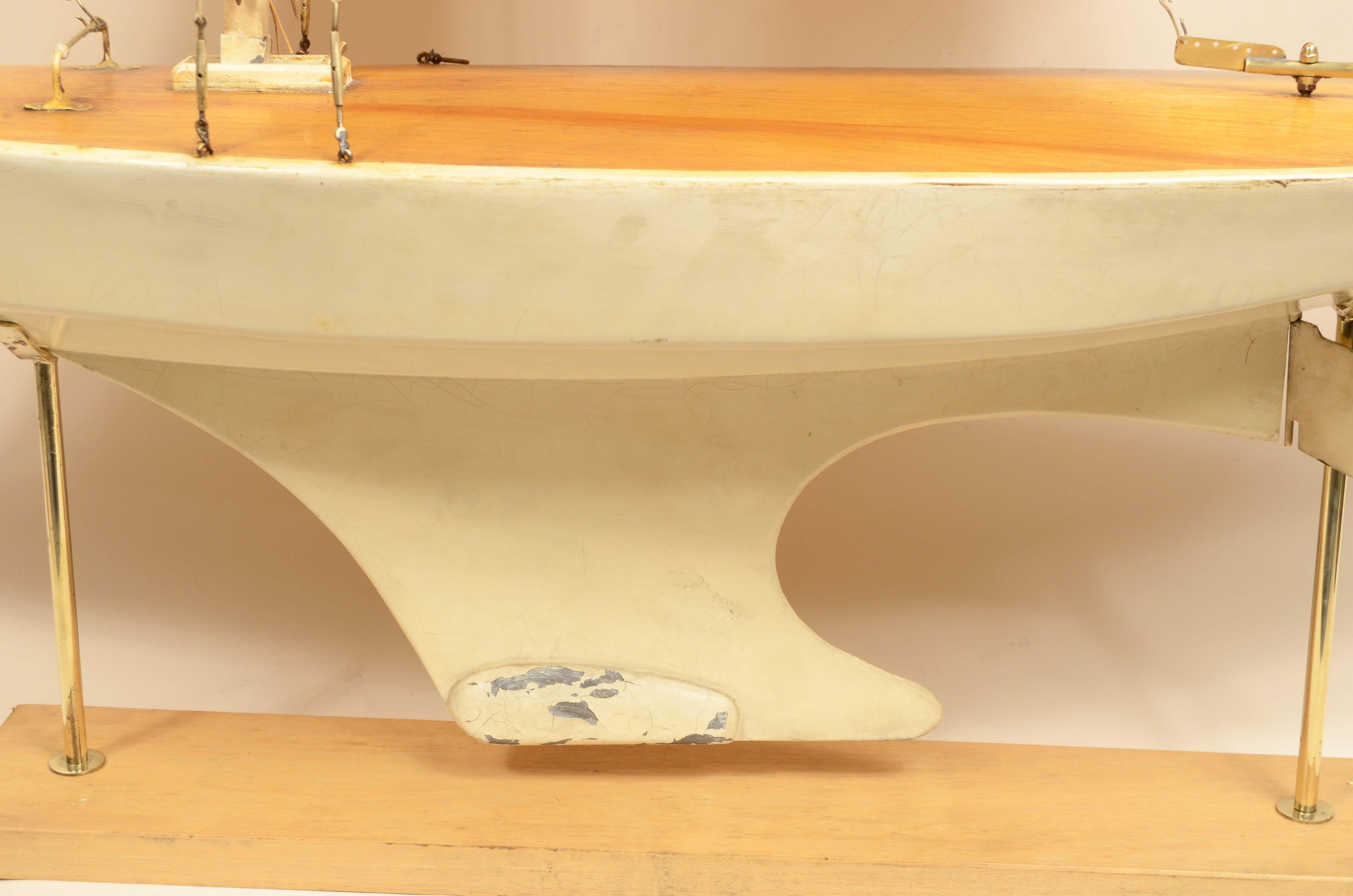 Pond Model made in 1930 of a yacht used to navigate ponds For Sale 2