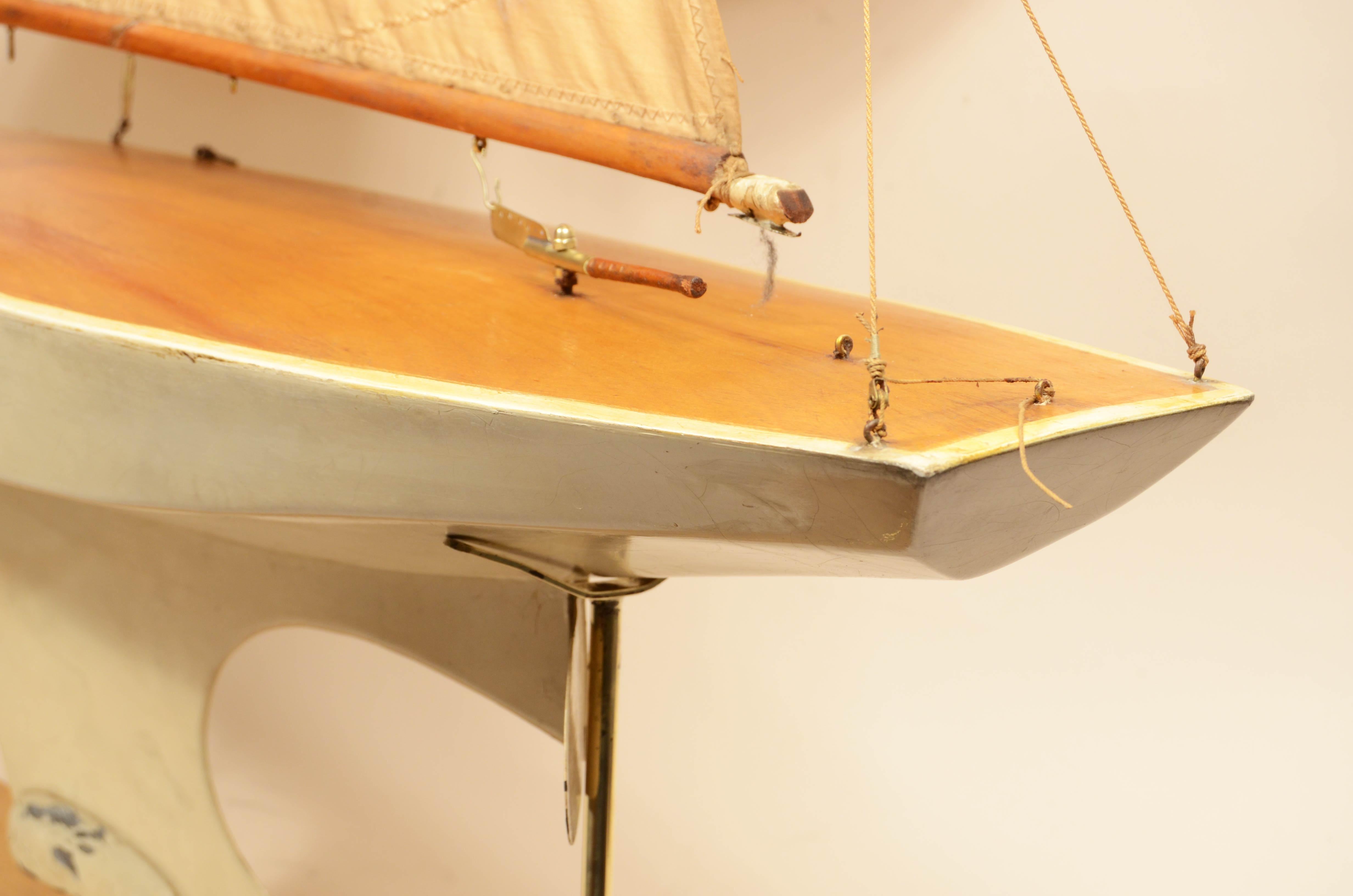 Pond Model made in 1930 of a yacht used to navigate ponds For Sale 3