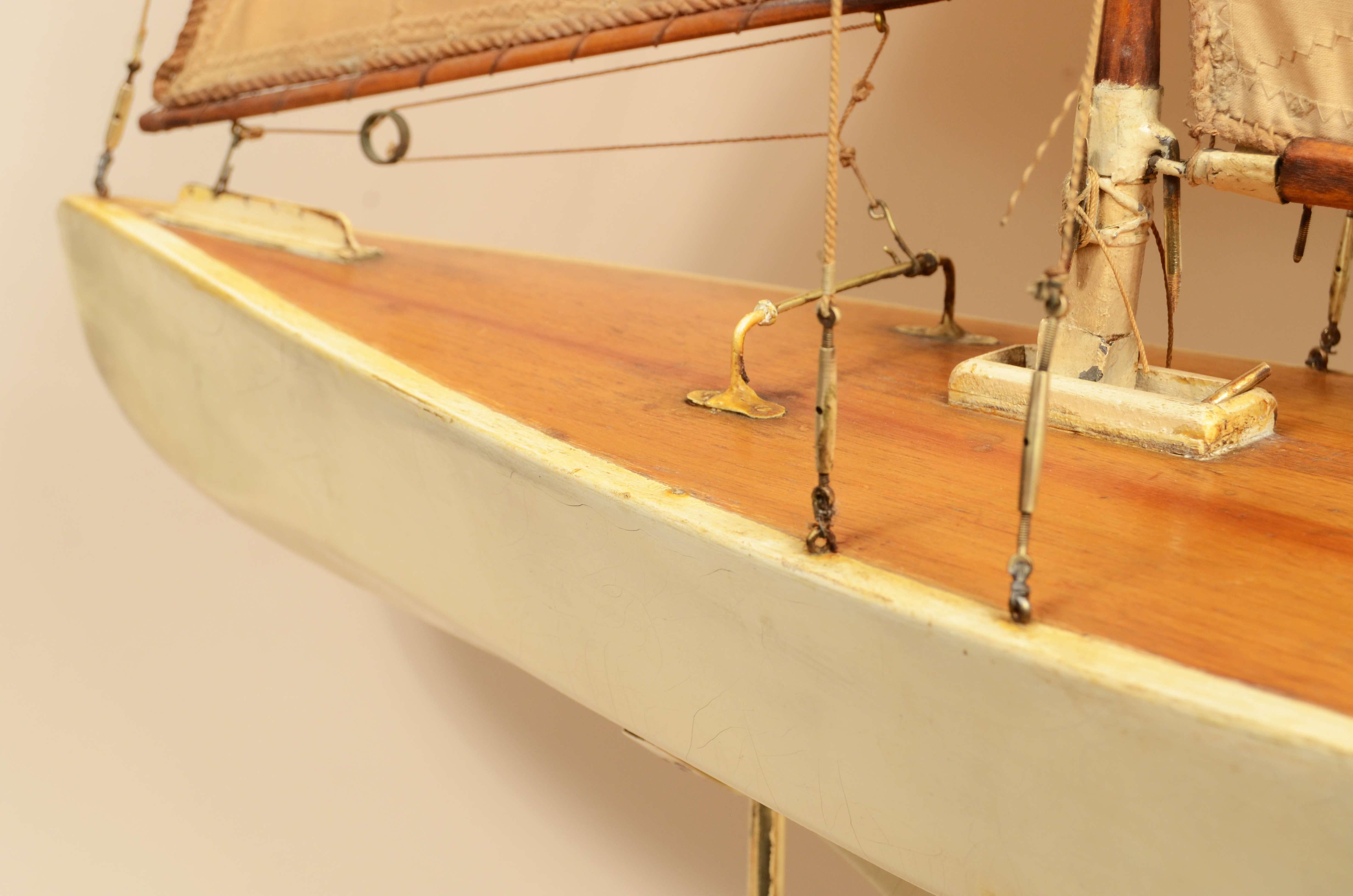 Pond Model made in 1930 of a yacht used to navigate ponds For Sale 4