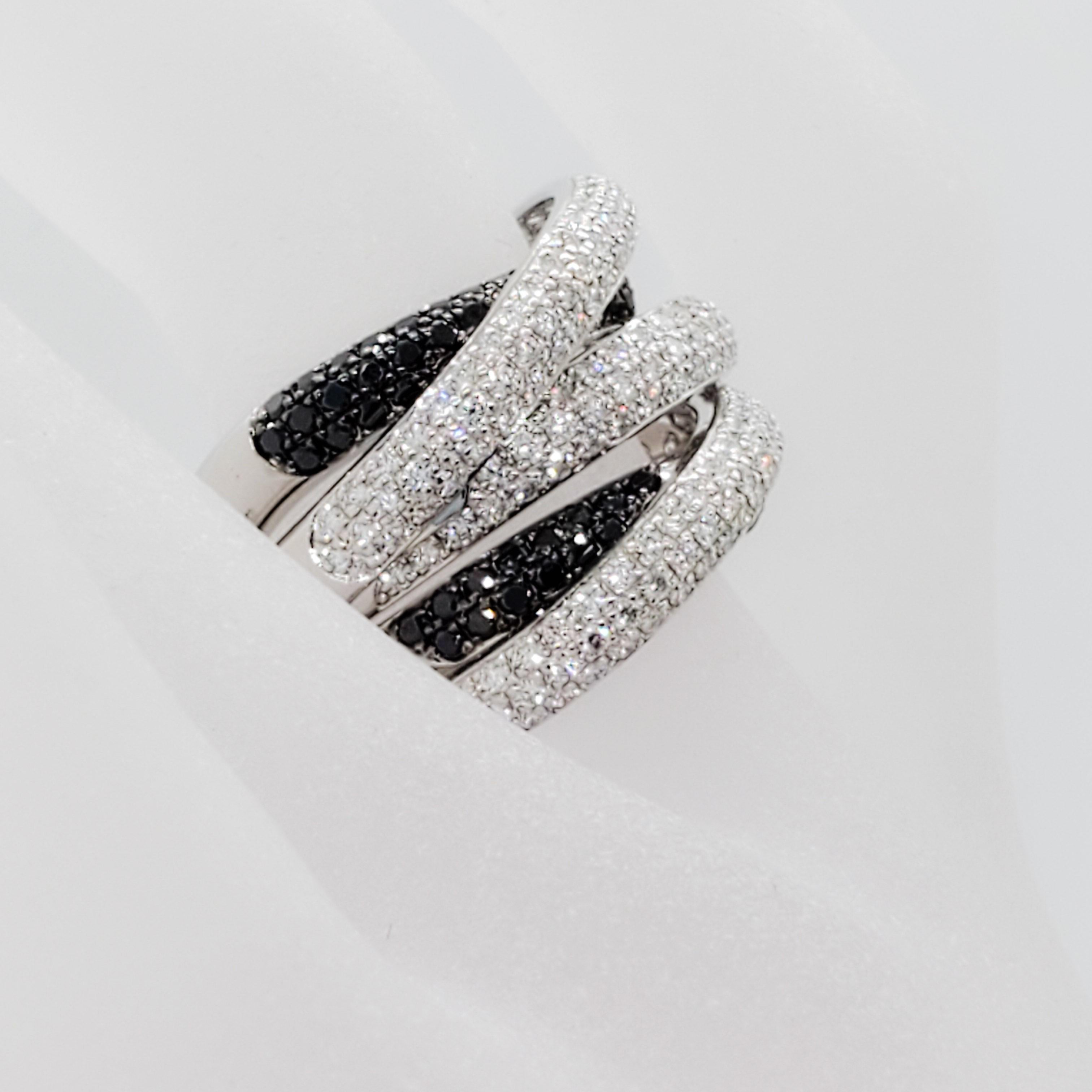 Poniros Estate Diamantring mit 2::70 ct. weißen Diamanten und 1::50 ct. schwarzen Diamanten in einer handgefertigten Fassung aus 18k Weißgold. Ring Größe 7. Erstklassiger Zustand. Perfekter gestapelter Look in einem Ring!