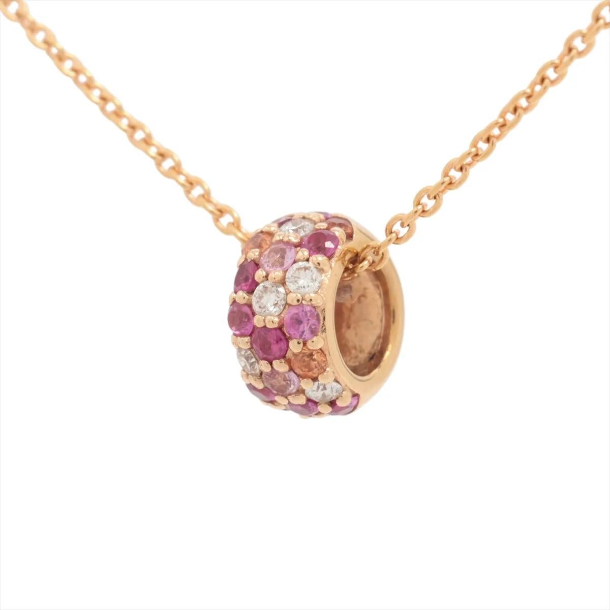 La collana di diamanti e rubini Ponte Vecchio Rotondo emana un fascino senza tempo e un'eleganza tutta italiana. Splendidamente realizzato, presenta un accattivante ciondolo ad anello rotondo ornato da vibranti rubini e scintillanti diamanti che