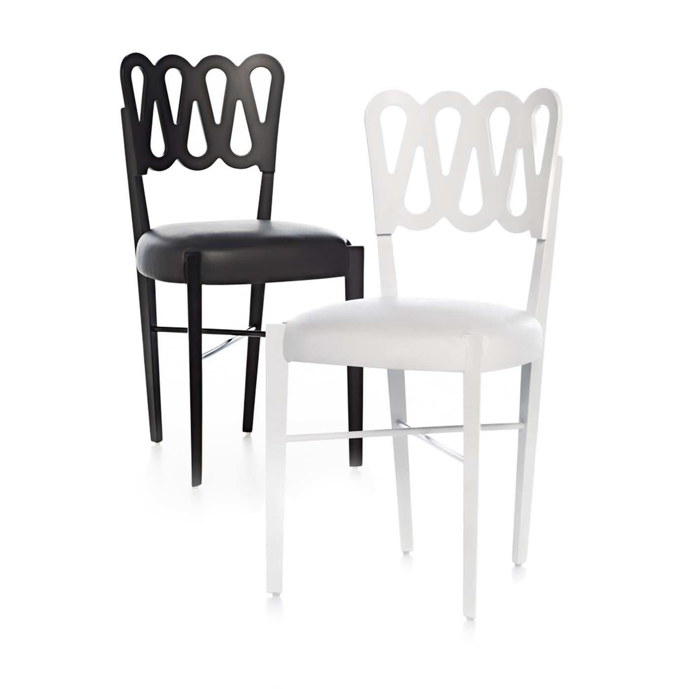Dieser atemberaubende und moderne Stuhl ist die Neuauflage eines Entwurfs, den der legendäre Architekt Giò Ponti erstmals 1936 auf der Triennale di Milano vorgestellt hat. Die minimalistische Struktur des Möbelstücks ist mit einer wellenförmigen,