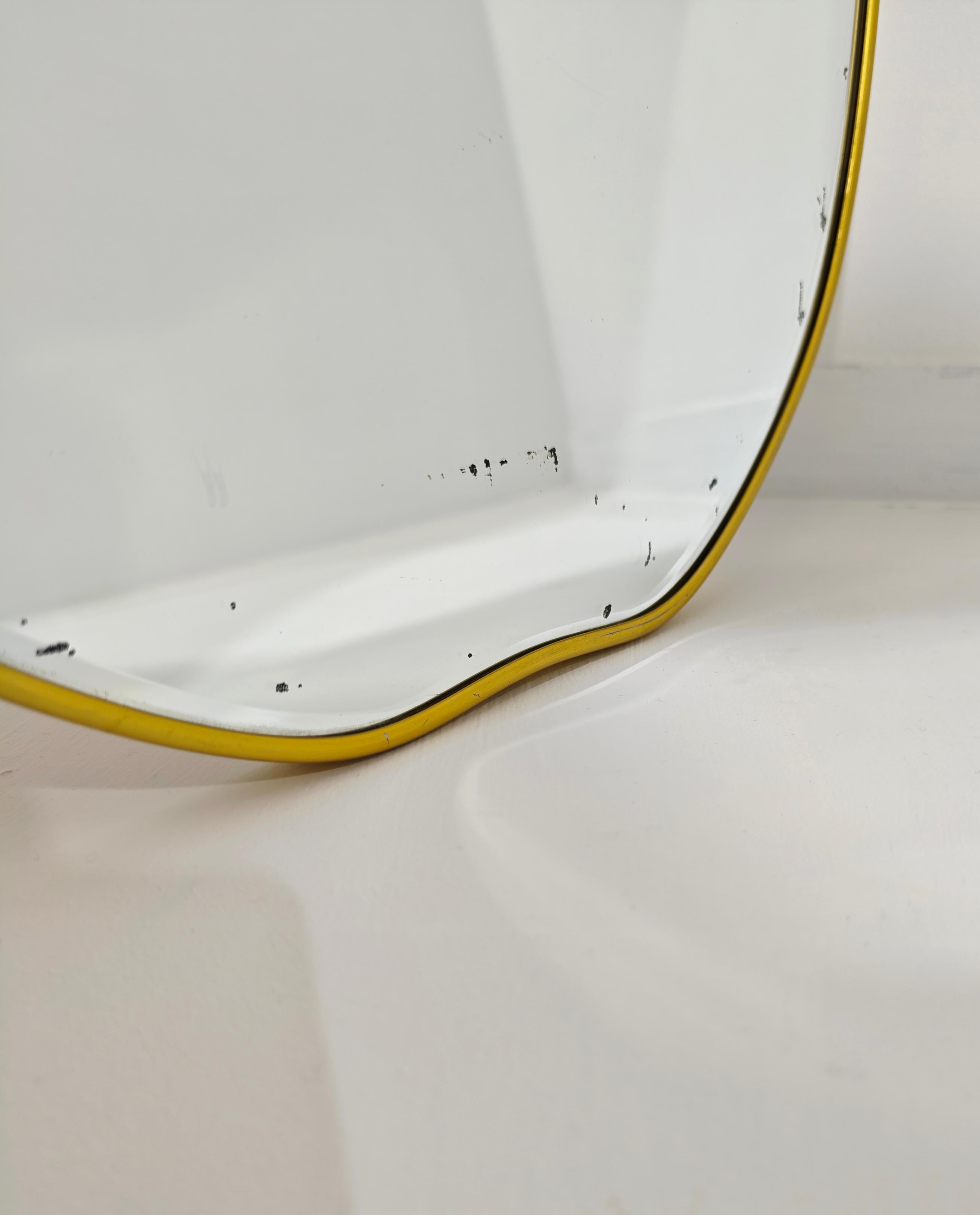 Ponti Stil Mid-Century Gold Messing Wandspiegel Design Produktion Italien 1950er Jahre (Moderne der Mitte des Jahrhunderts) im Angebot