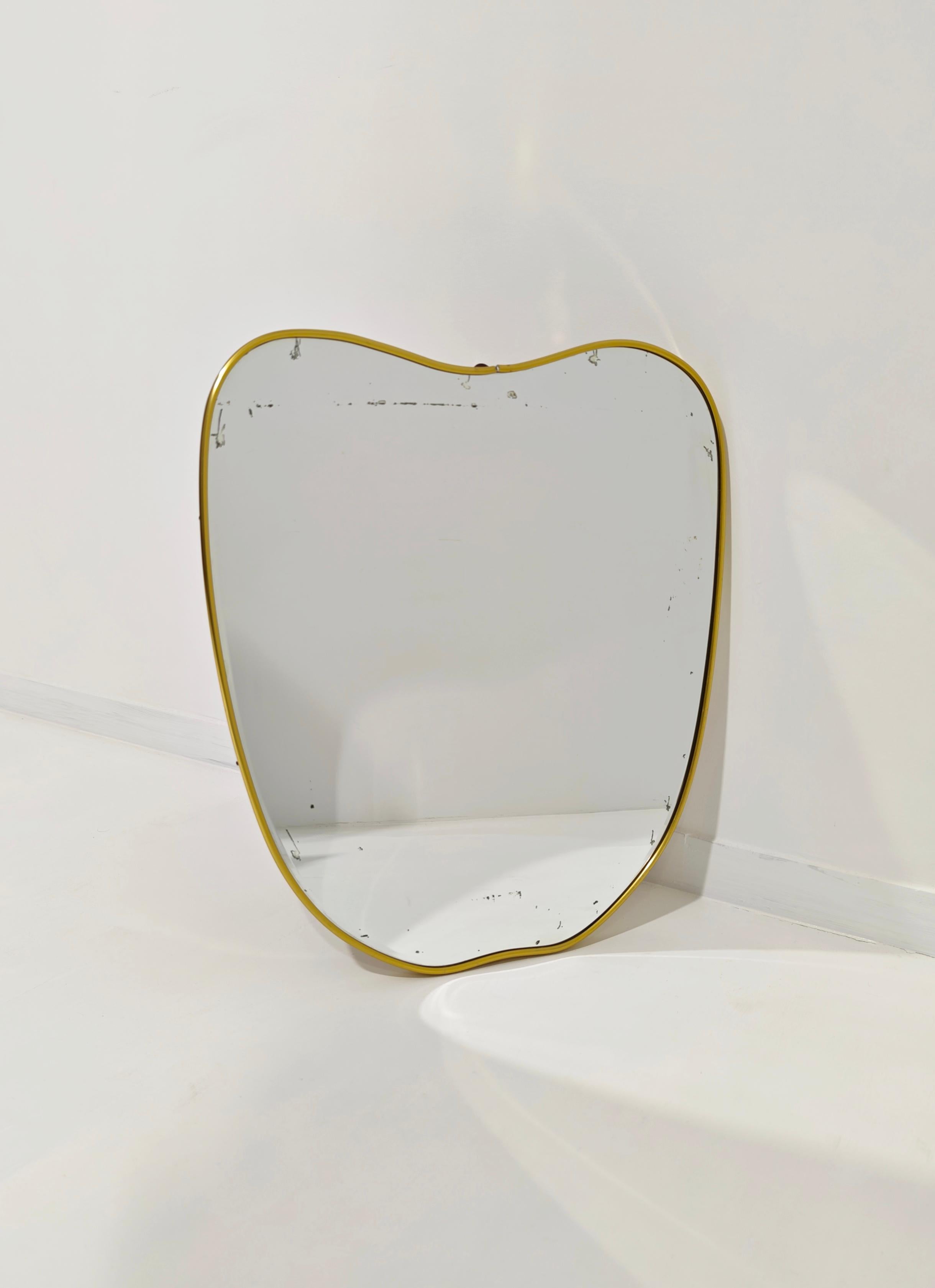 Ponti Stil Mid-Century Gold Messing Wandspiegel Design Produktion Italien 1950er Jahre (20. Jahrhundert) im Angebot