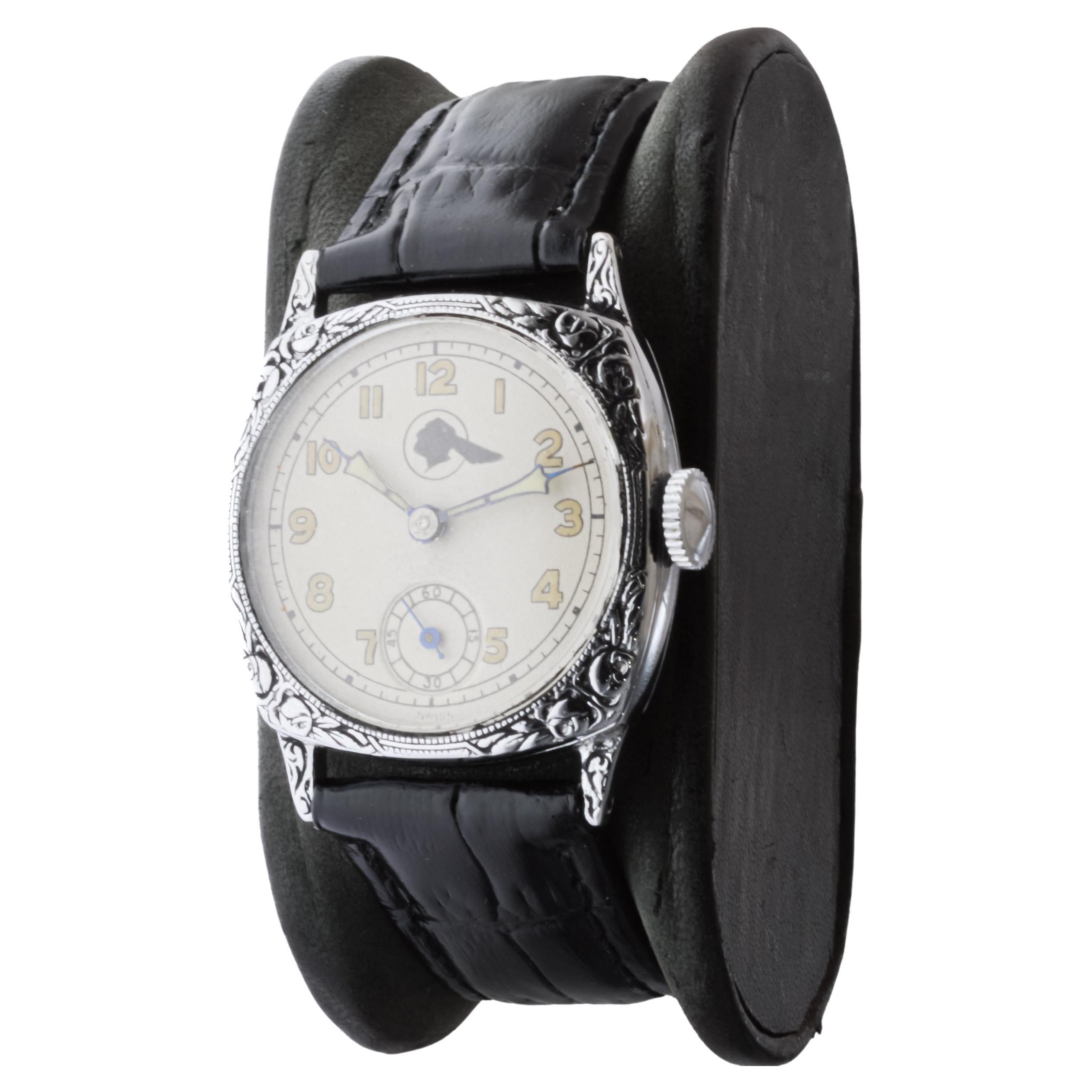 Pontiac Logo Art Deco Kissenförmige Uhr mit hellem Zifferblatt und Leuchtzifferblatt 1930er Jahre für Damen oder Herren im Angebot