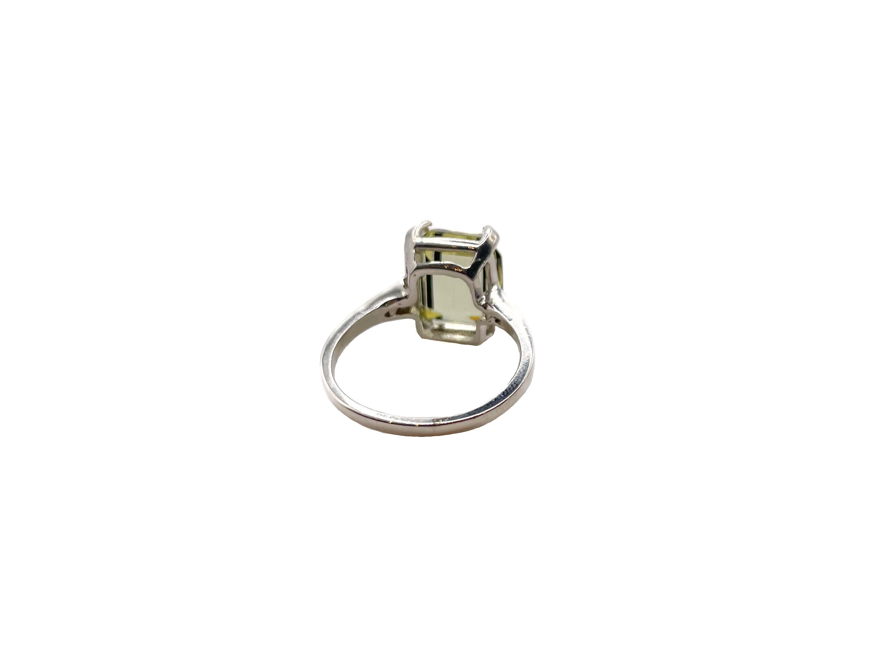 PONTIEL Art Deco Jonquil Glass Emerald Cut Stone Black Line Motif Cocktail Ring In New Condition For Sale In Houston, TX