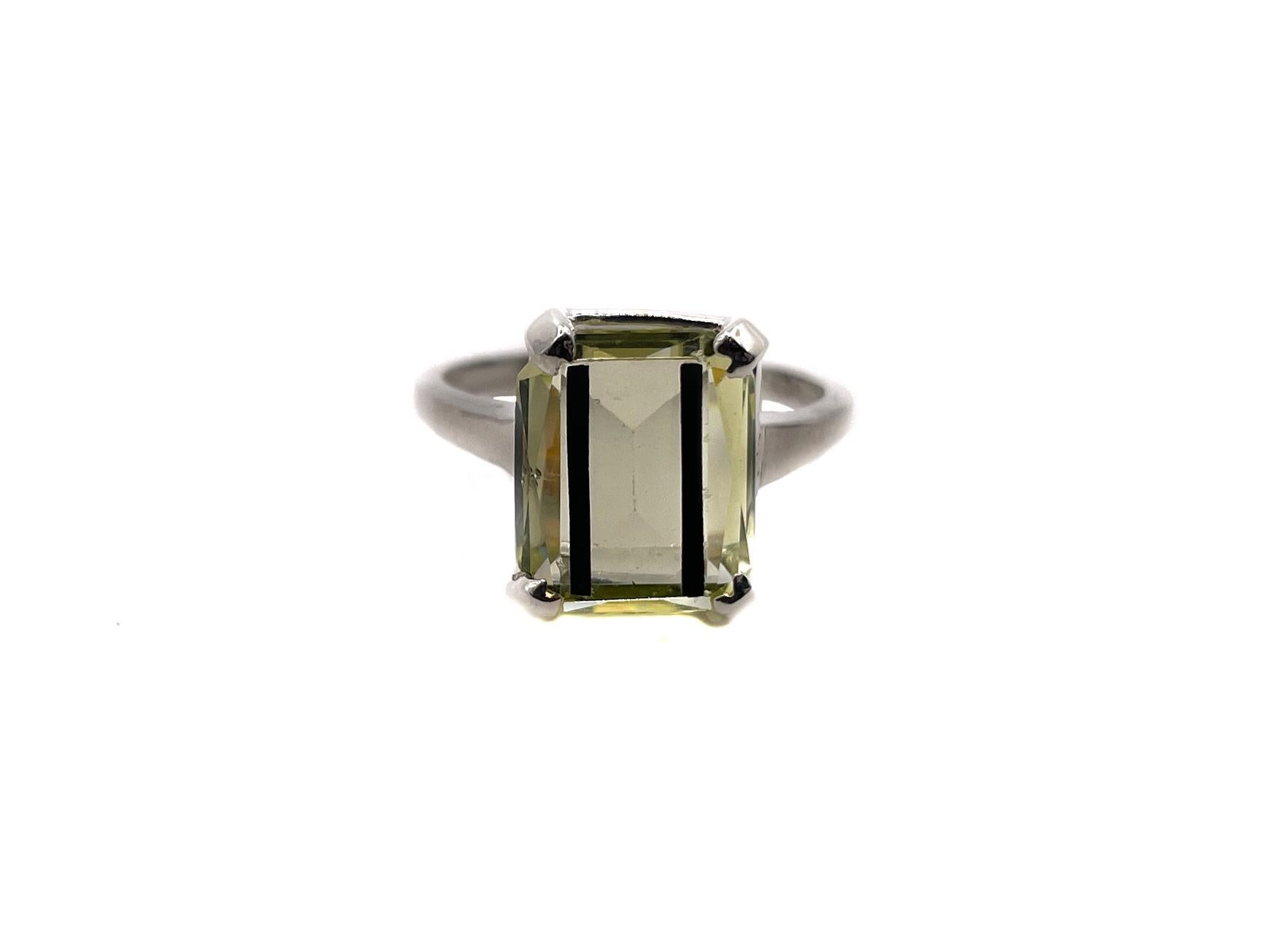 PONTIEL Art Deco Jonquil Glass Emerald Cut Stone Black Line Motif Cocktail Ring For Sale 1