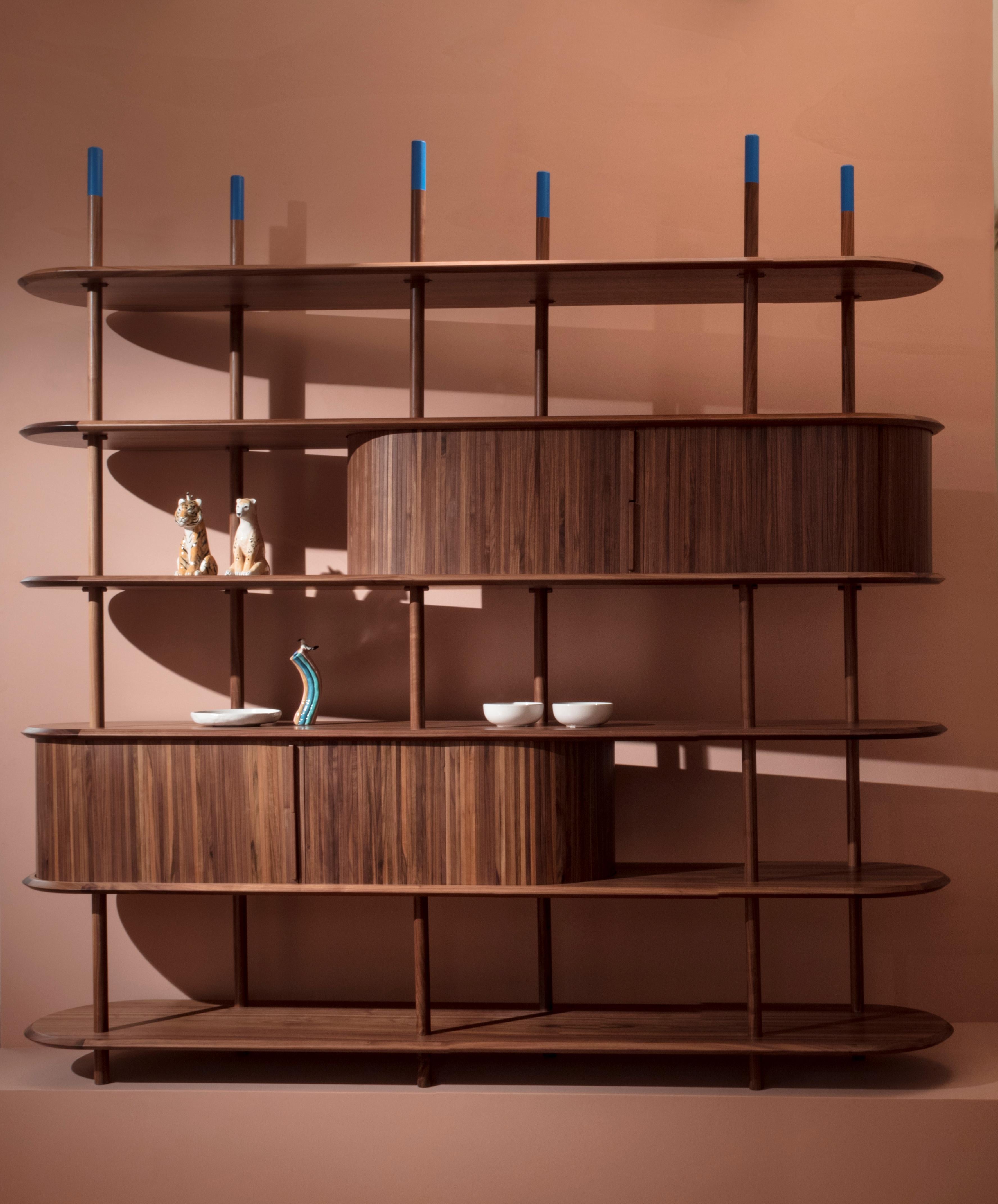 Zeitgenössisches handgefertigtes Bücherregal, Regale, Sideboard aus Holz mit Messingschrank im Angebot 1