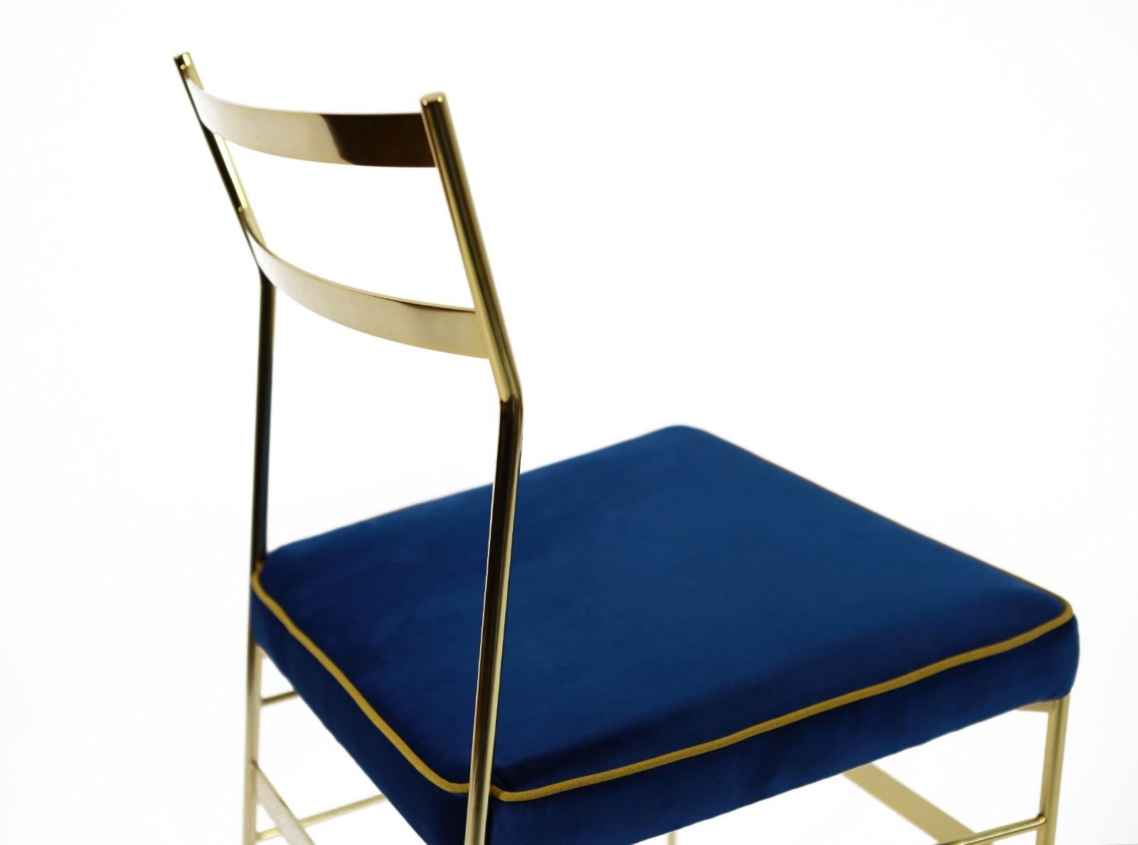 Dieser zeitlose Stuhl besteht aus einem Eisengestell, das mit einer 24-karätigen Goldbeschichtung überzogen ist, und eleganten Füßen aus verzinktem Messing. Die Sitze sind mit schmutzabweisendem PL-Samt bezogen und mit einer raffinierten goldgelben