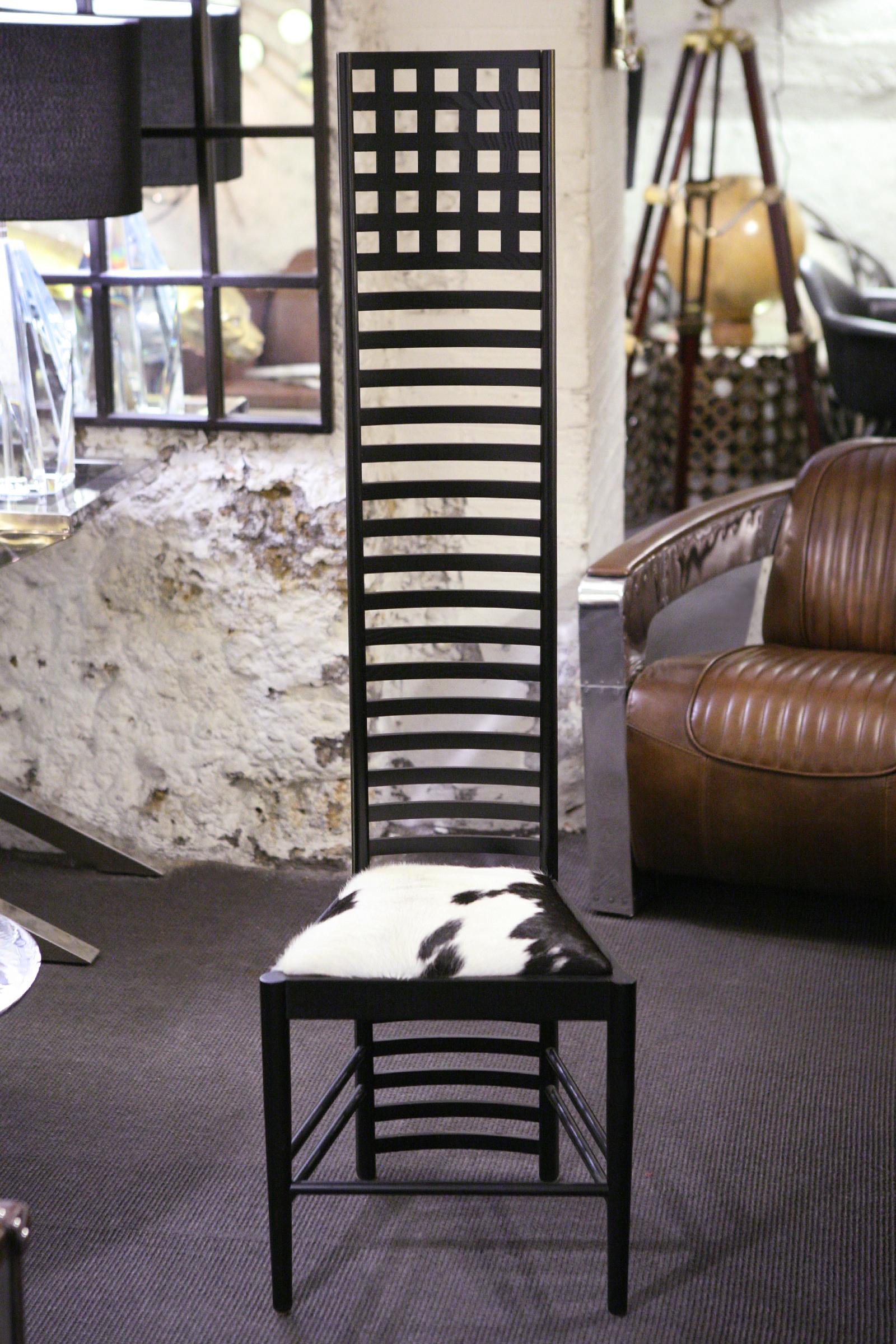 Stuhl Pony 1 Macintosh mit Struktur aus massivem Eschenholz
holz in schwarzer Ausführung. Gepolstert und bezogen mit
natürliches Ponyfell.
 