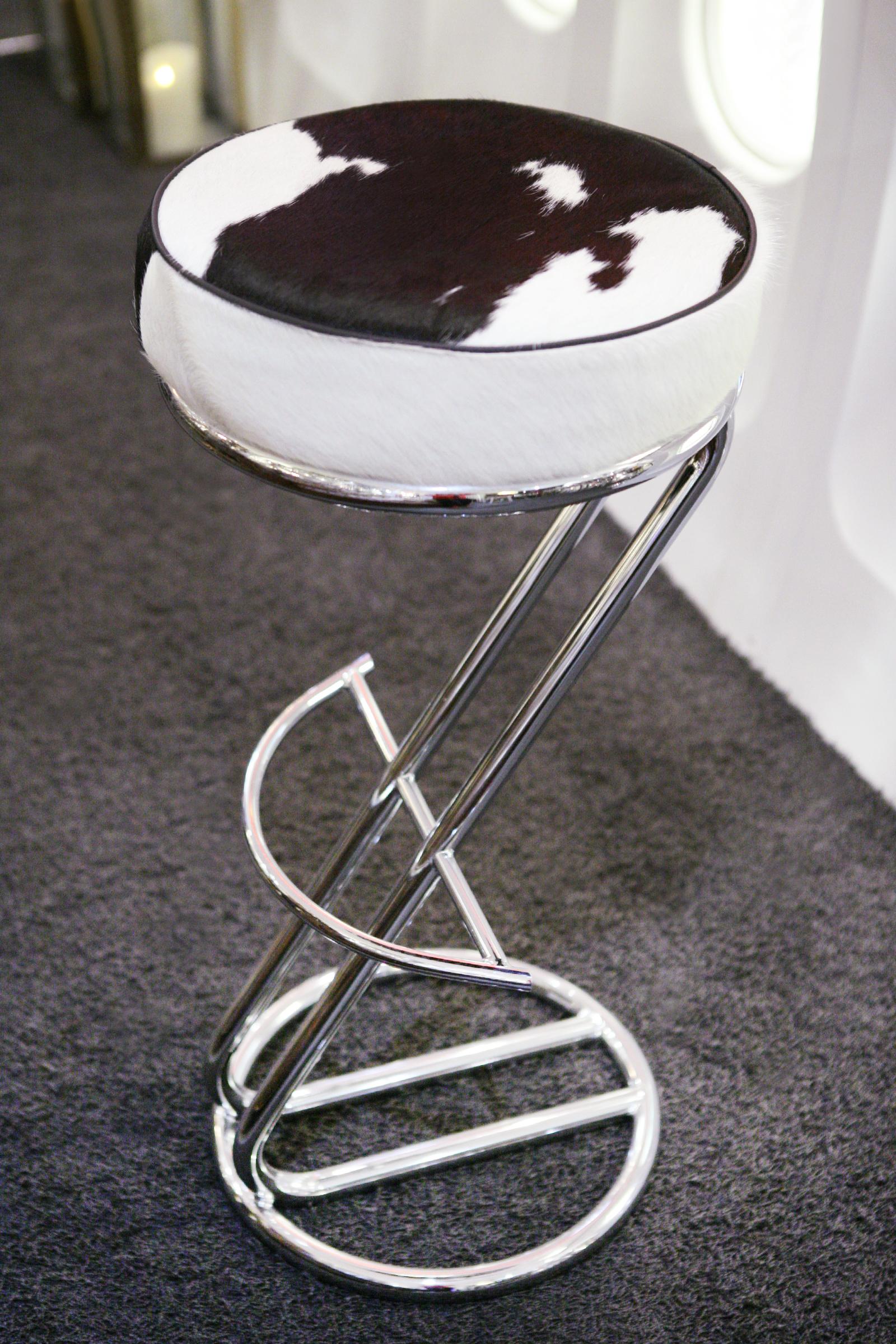 Bar stool pony 2 upholstered and covered with natural 
pony on polished stainless steel base. With foot rest.
Also available in bar stool pony 1.