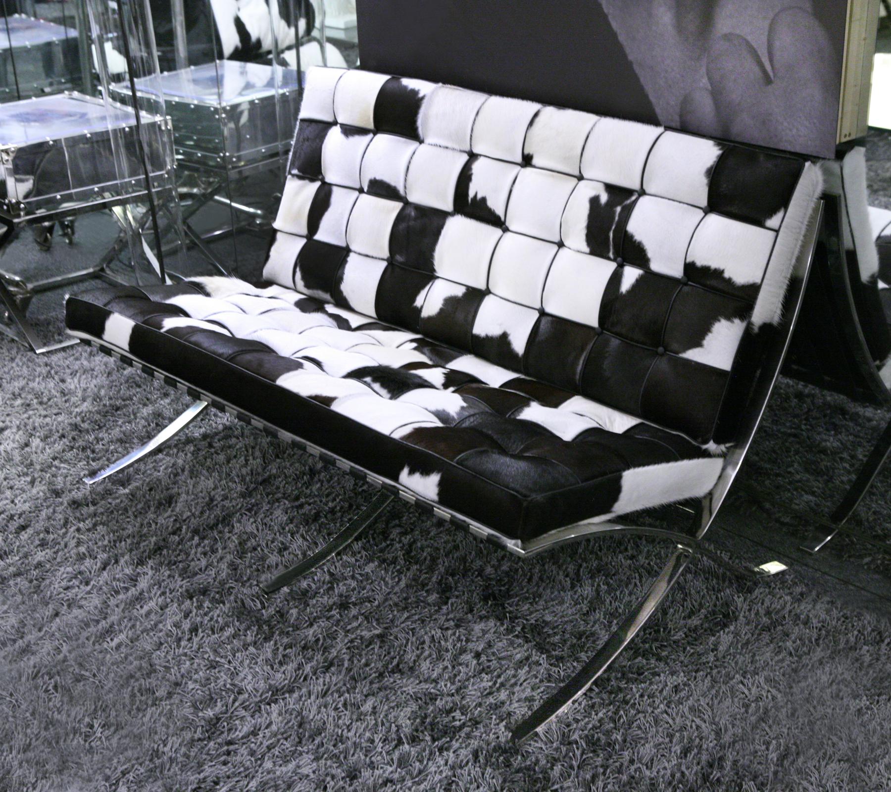 Sofa pony double seat black and white,
covered with treated natural cowhide,
on polished stainless steel triple feet.
Exceptional piece.