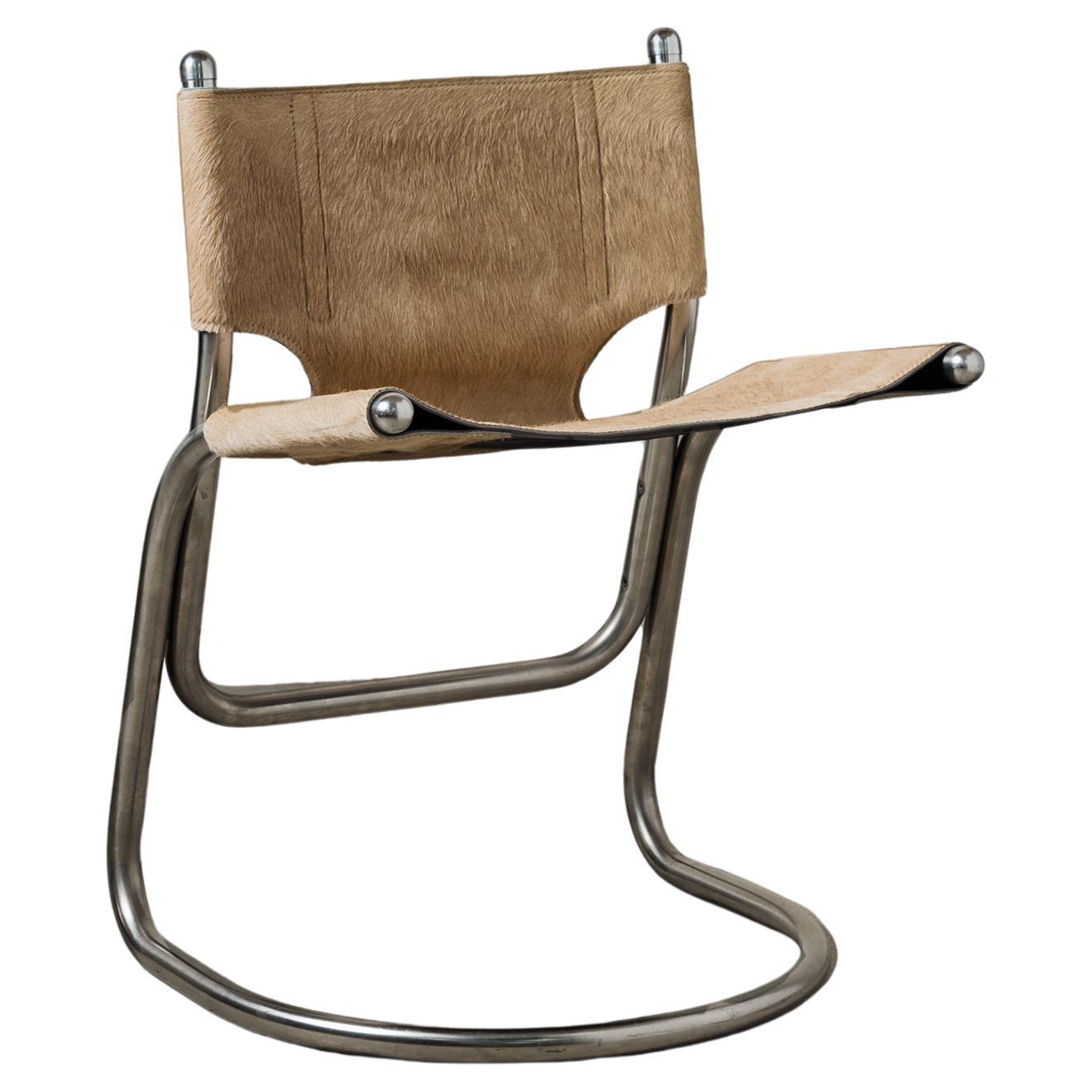 Chaise à bretelles en cuir de poney chromé