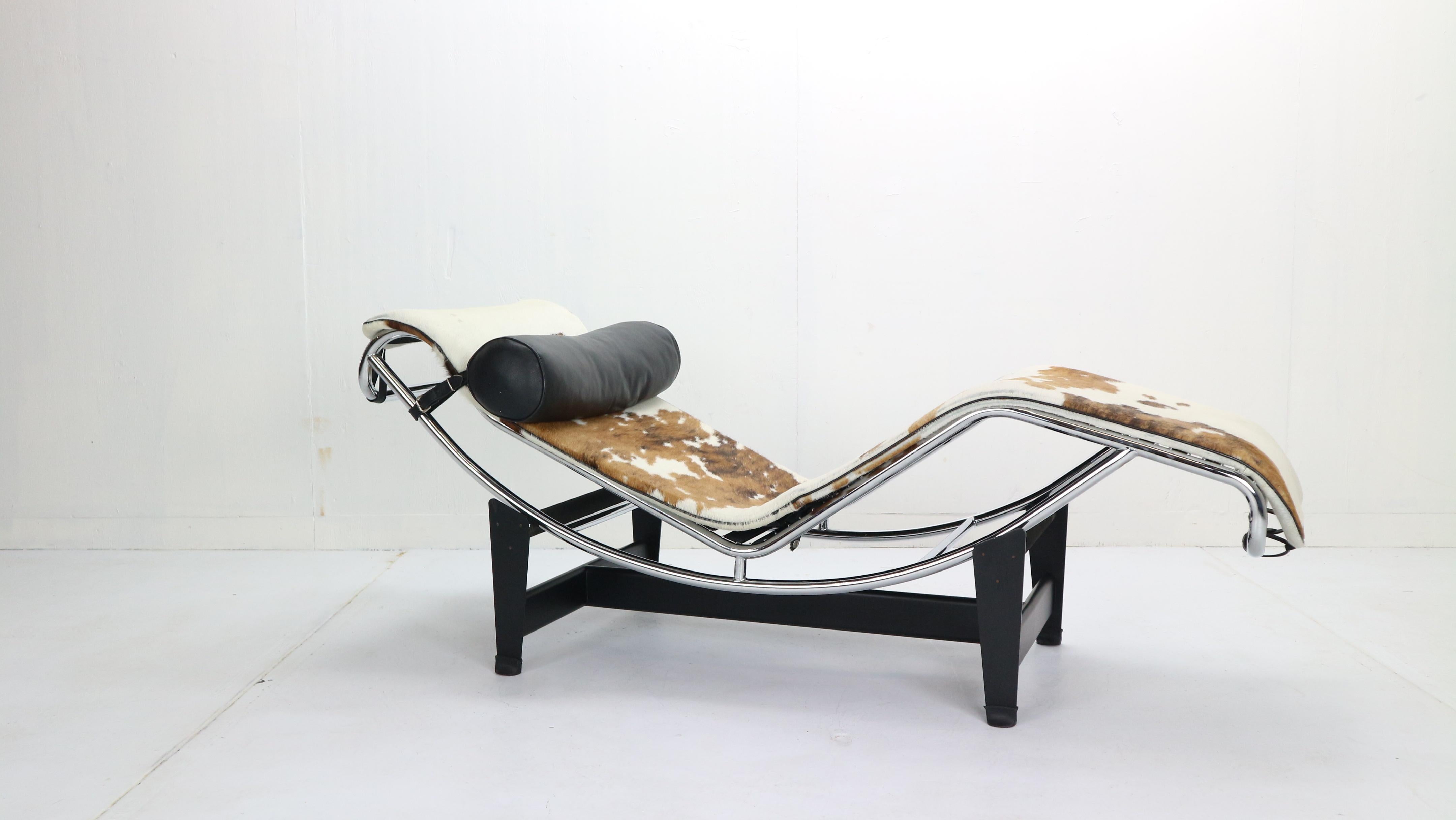 This lounge chair is high reproduction of famous chair LC4 by Cassina, 1970s, Italy.
This is a chaise lounge with variable inclination with cradle in polished chromed steel and pedestal in black painted steel.
Mattress of leather with fur and