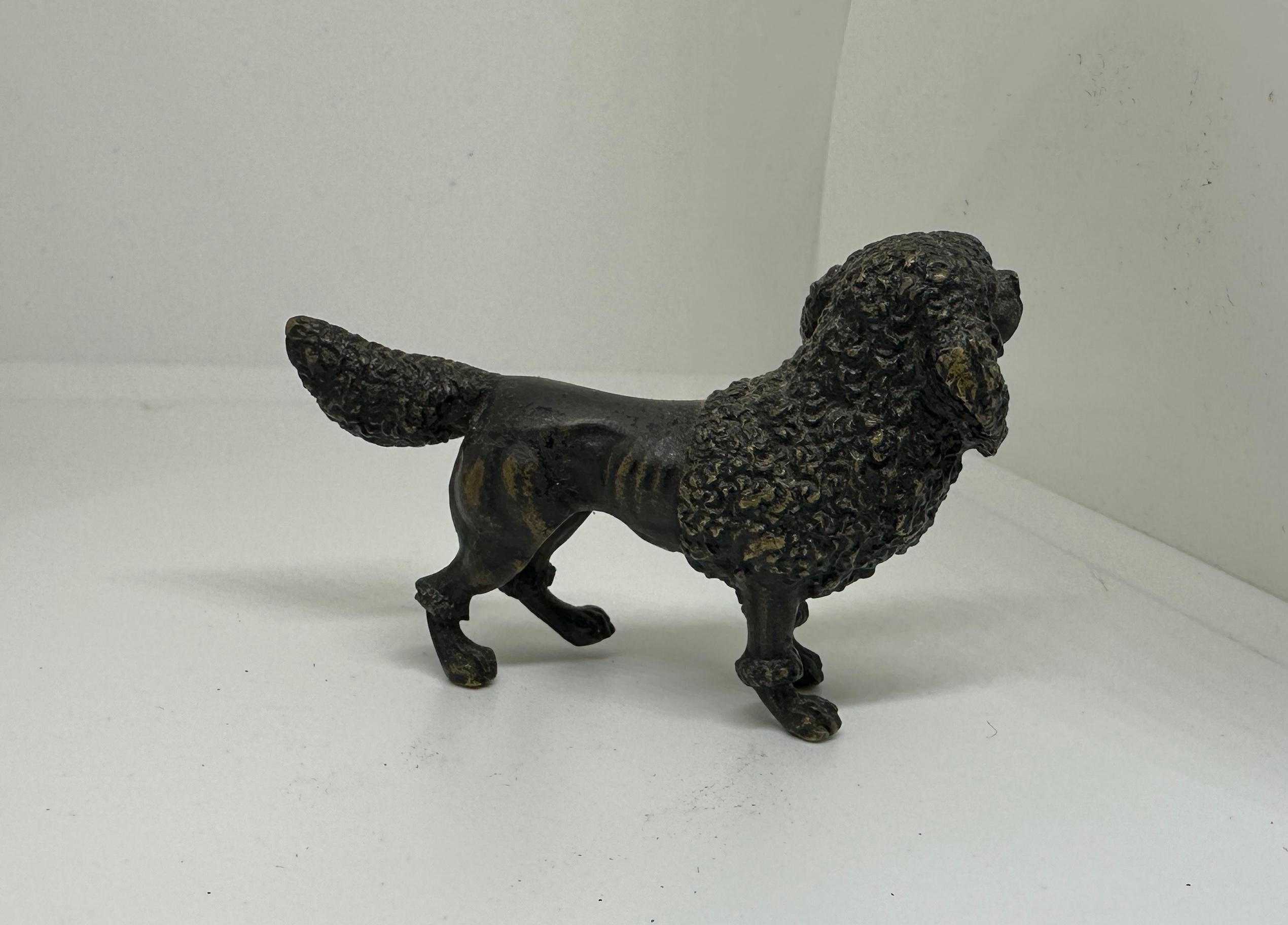 VOICI UN SUPERBE BRONZE DE VIENNE AUTRICHIEN ANCIEN REPRÉSENTANT UN CHIEN CANICHE NOIR. 
Ce magnifique bronze de Vienne autrichien (Bronze de Vienne, Wiener Bronze, Cold Painted Bronze) date d'environ 1900-1930.  Le bronze a très probablement été