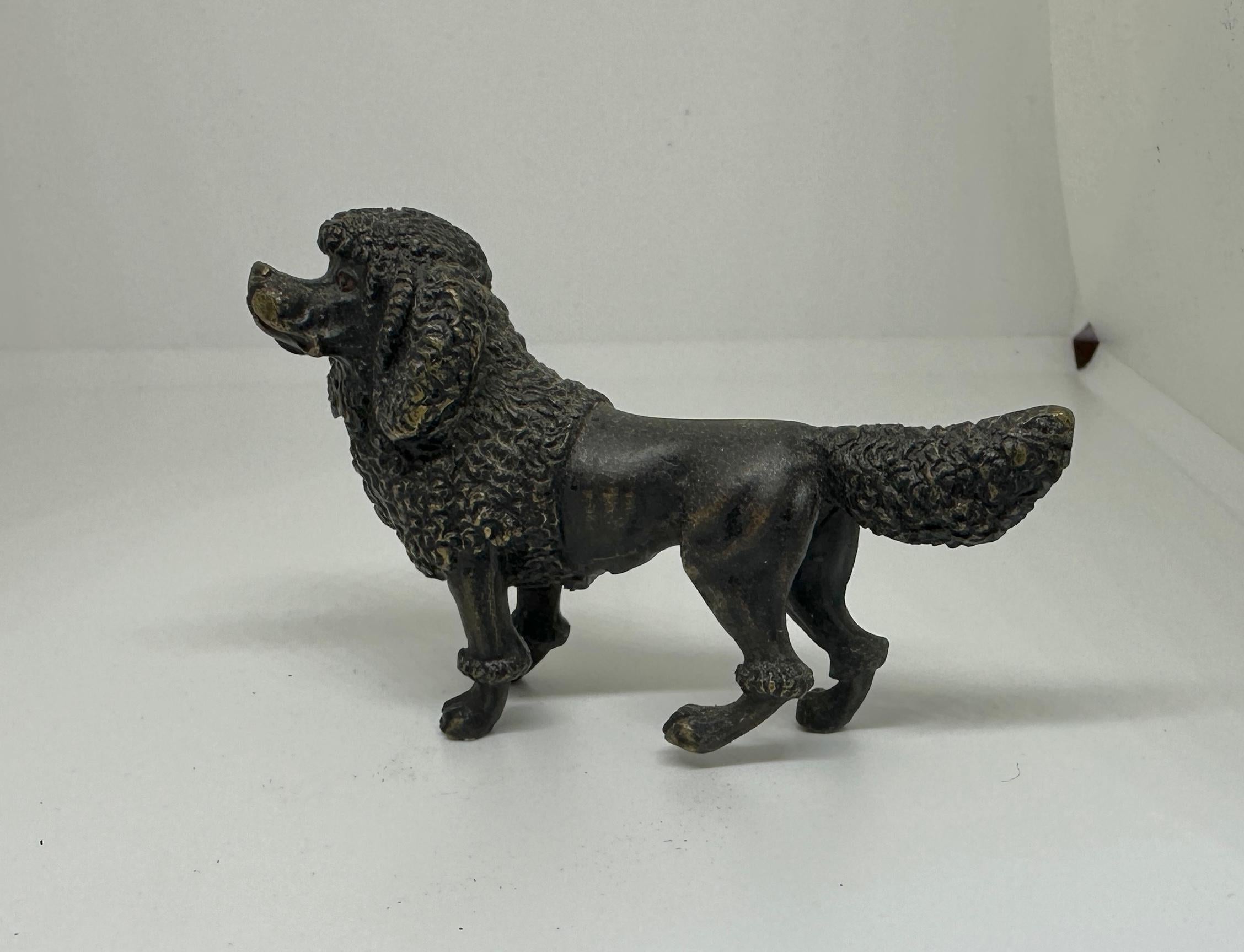 Gilded Age Chien caniche autrichien Vienna Bronze Circa 1900 Miniature en bronze peint à froid en vente