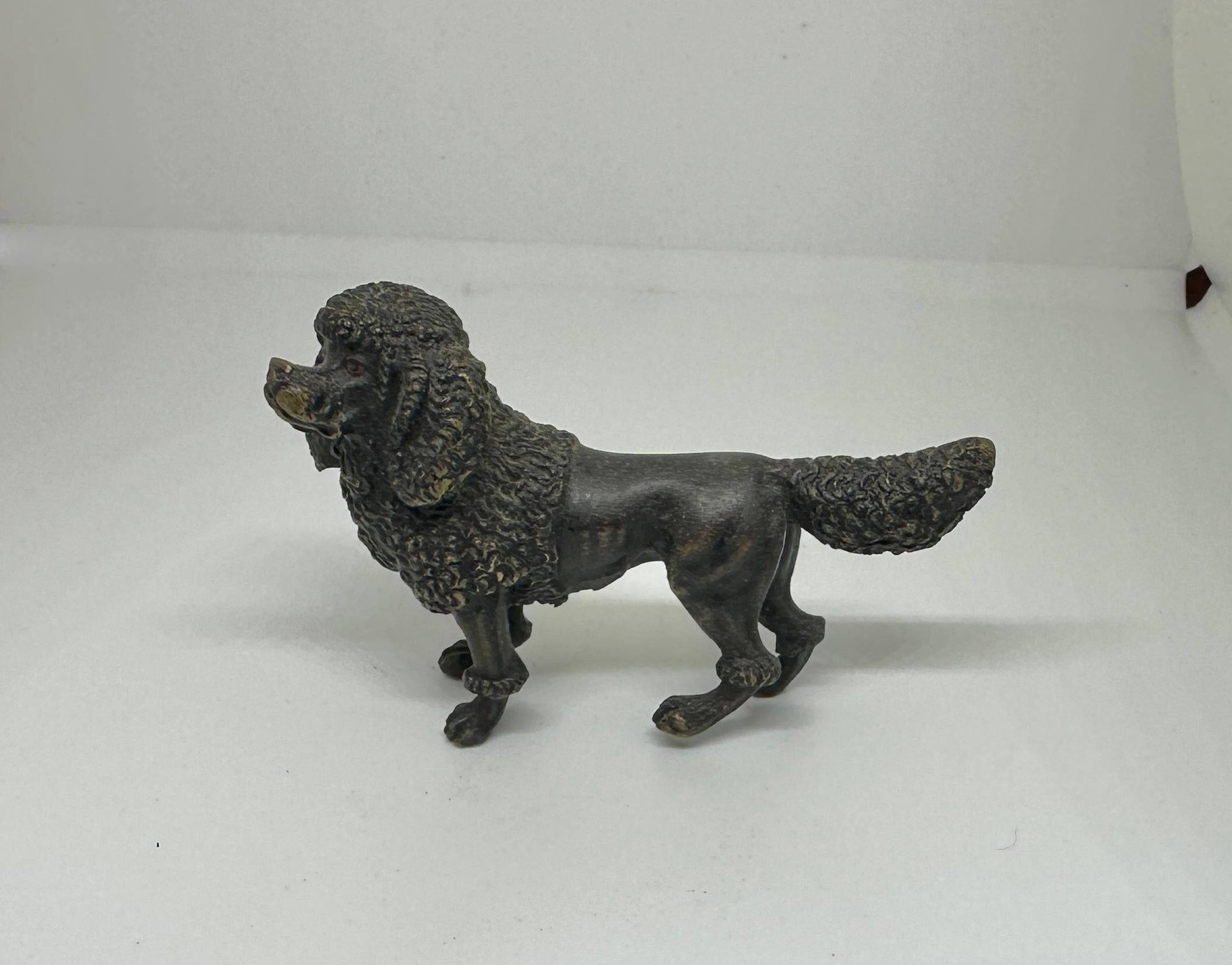 Chien caniche autrichien Vienna Bronze Circa 1900 Miniature en bronze peint à froid en vente 1