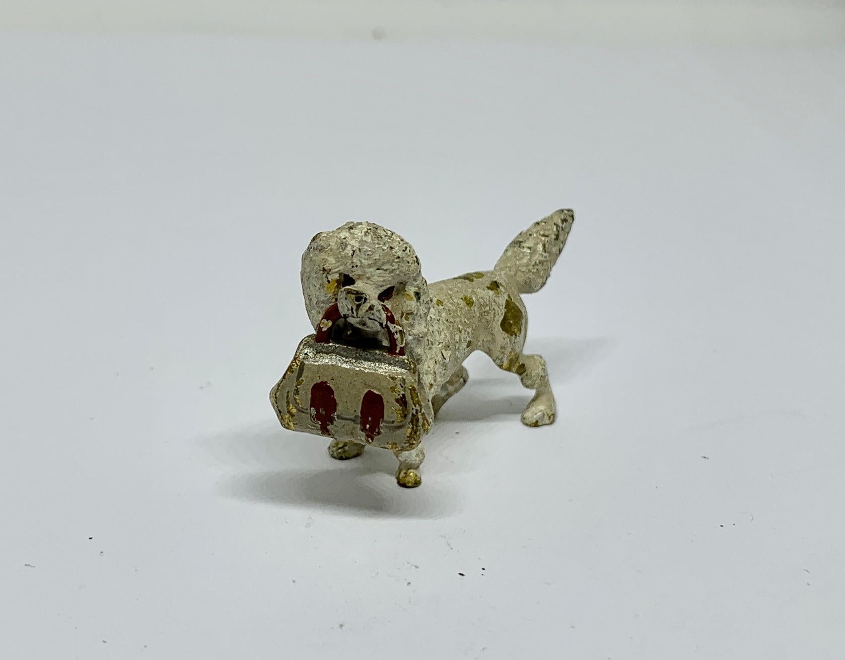 VOICI UN SUPERBE BRONZE DE VIENNE AUTRICHIEN REPRÉSENTANT UN CHIEN CANICHE BLANC PORTANT UN SAC À MAIN. 
Ce magnifique bronze de Vienne autrichien (Bronze de Vienne, Wiener Bronze, Cold Painted Bronze) date d'environ 1900-1930.  Le bronze a très