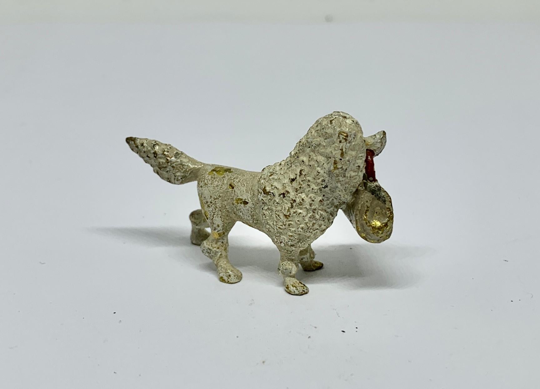 Gilded Age Chien caniche tenant une bourse Bronze autrichien de Vienne Circa 1900 Bronze Miniature en vente