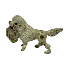 Chien caniche tenant une bourse Bronze autrichien de Vienne Circa 1900 Bronze Miniature