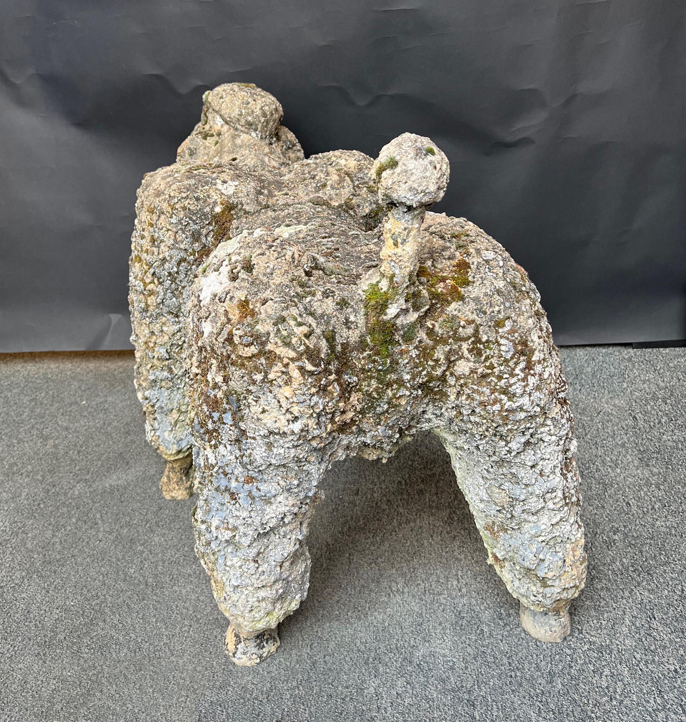 Caniche en cemento Francia, hacia 1950 Alambre en venta