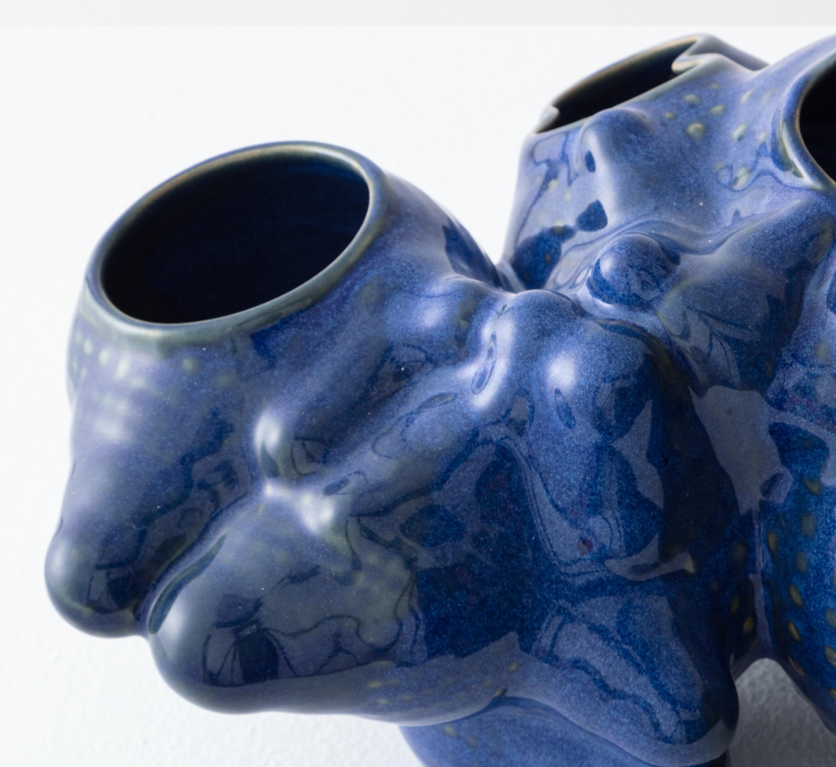 Pool Blue Pflanzgefäß in Botryoidform von Forma Rosa Studio (Postmoderne) im Angebot