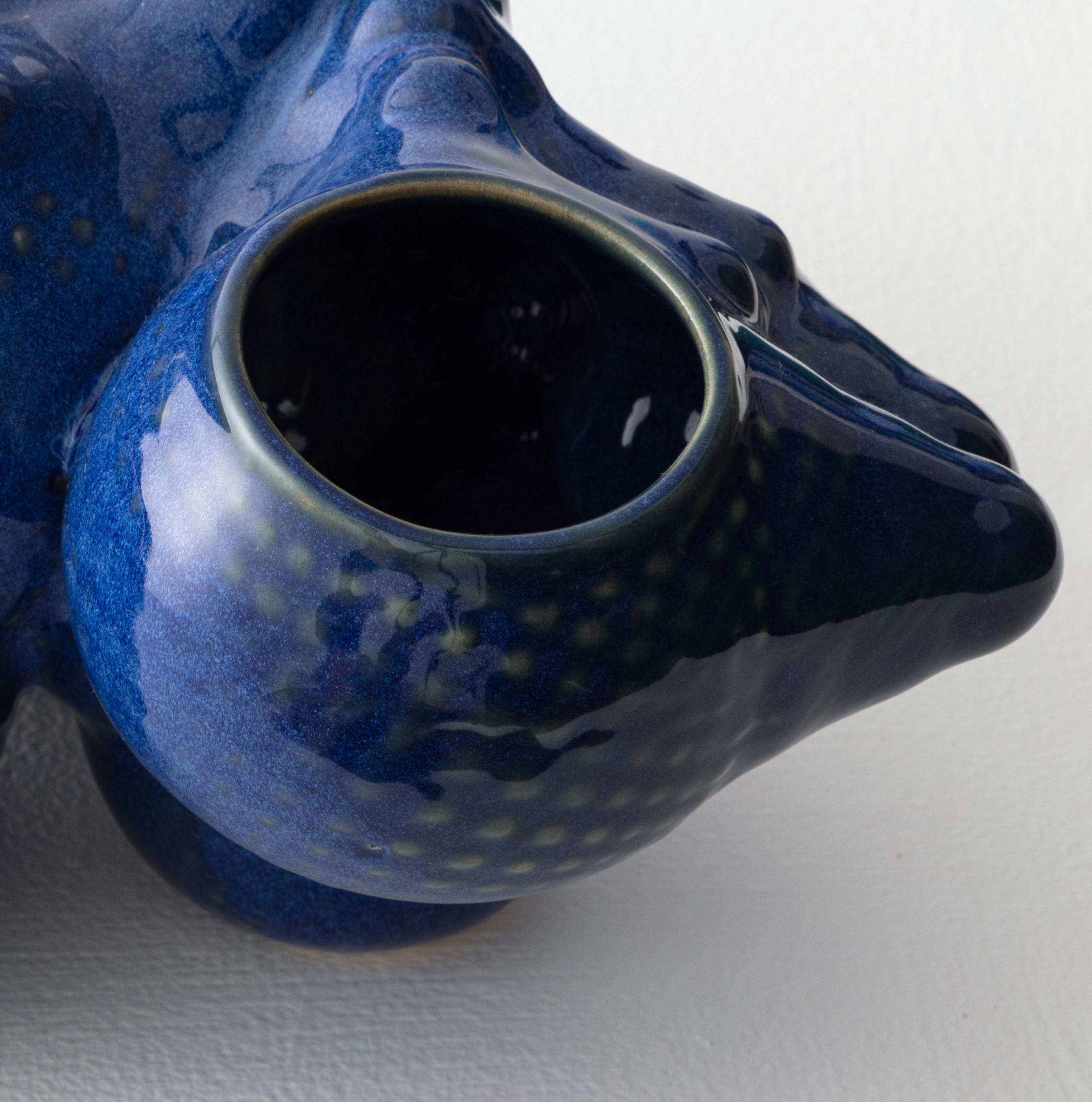 Pool Blue Pflanzgefäß in Botryoidform von Forma Rosa Studio (Sonstiges) im Angebot