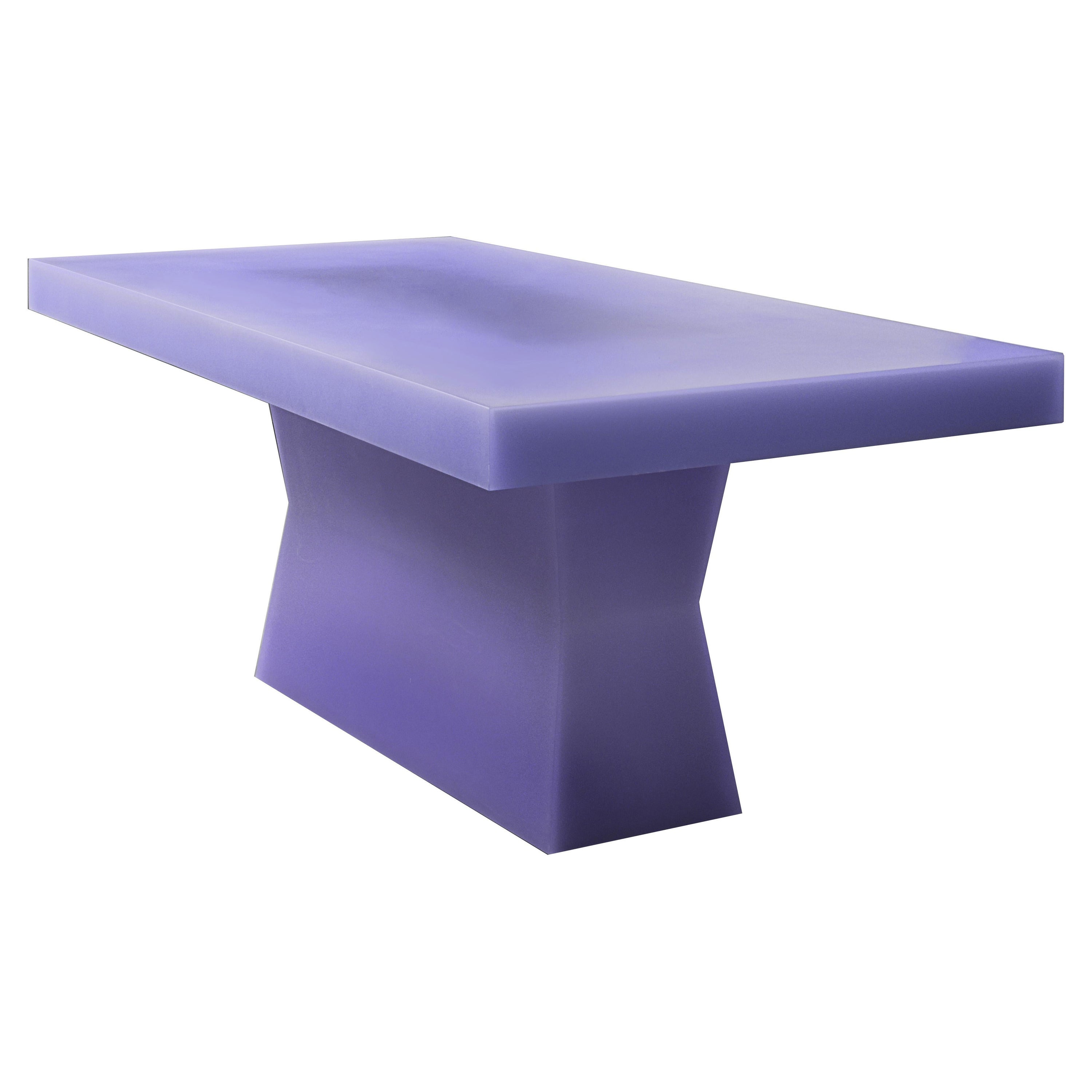 Table de salle à manger en résine de piscine en violet par Facture, représentée par Tuleste Factory