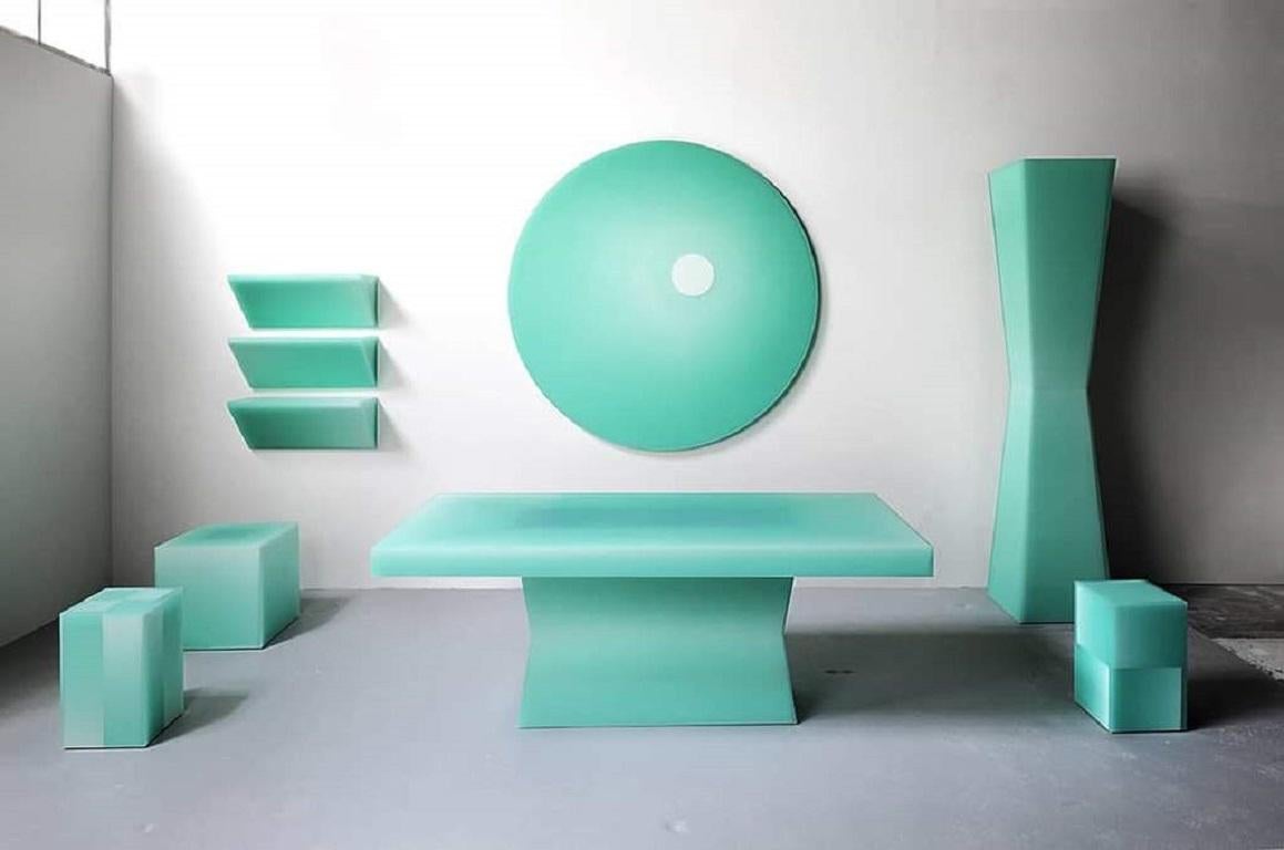 Cette table de billard, conçue par Quincy Ellis, Facture Studio, se présente comme une table à manger à la fois hypnotique et fonctionnelle. Les niveaux de saturation changeants créent des changements subtils dans la façon dont la lumière est