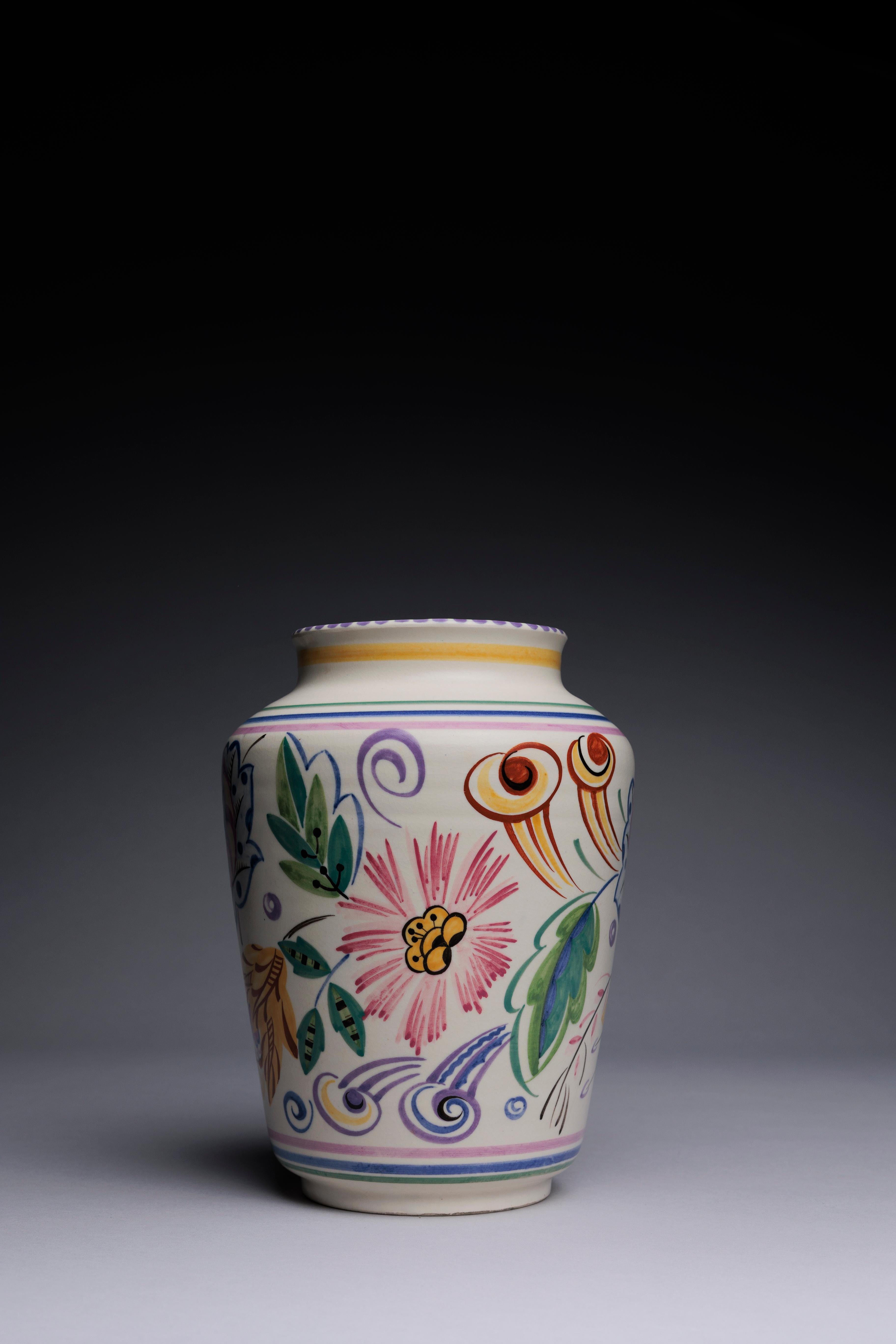 Das Design dieser Vase von Poole Pottery stammt von einer relativ wenig untersuchten Figur in der Geschichte des Keramikdesigns: Truda Carter. Als leitender Designer des Unternehmens war Carter fast 30 Jahre lang für die Entwicklung der Ästhetik von