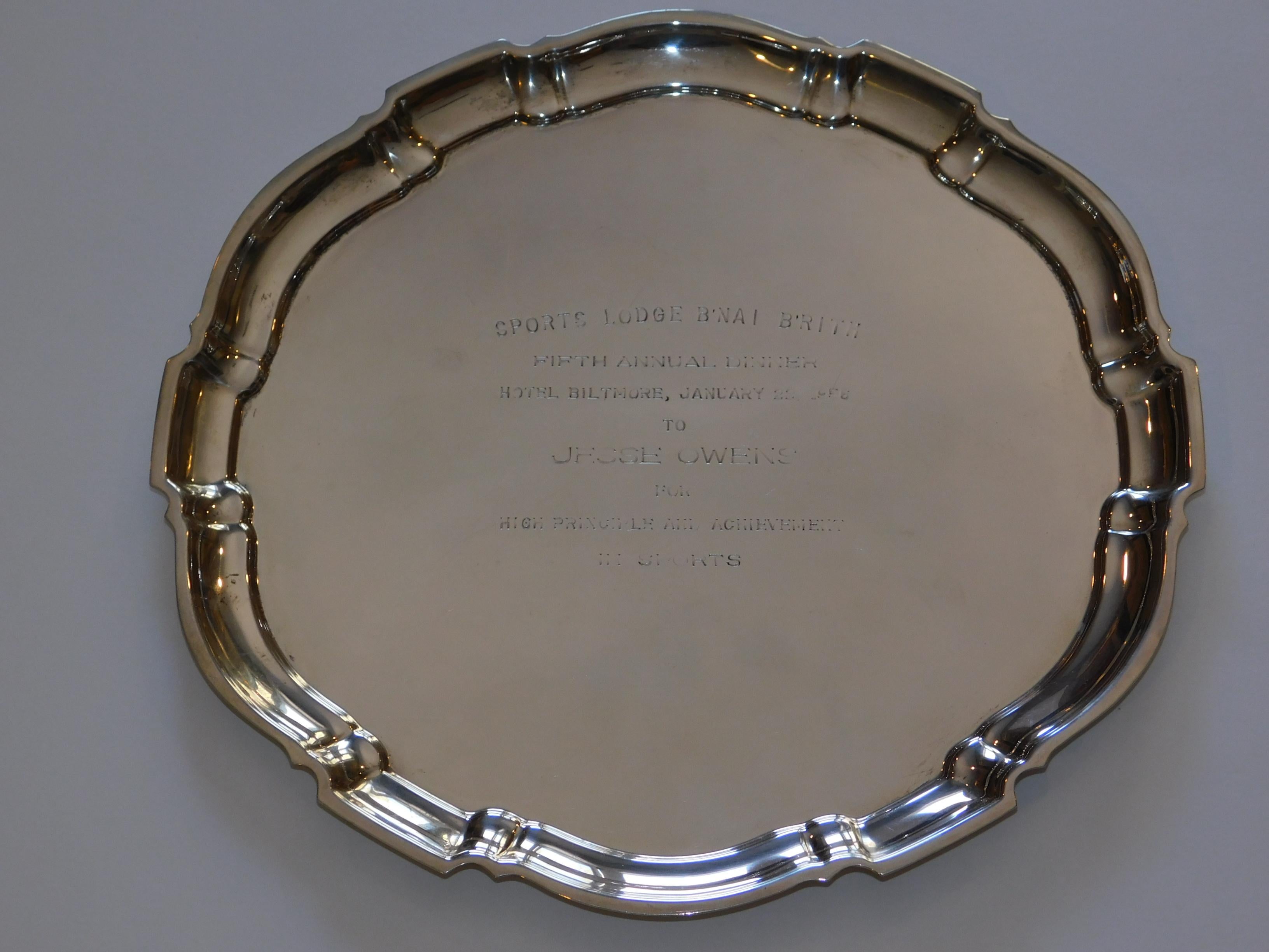 Poole Sterlingsilber-Tablett „Chippendale“-Tablett – eine Auszeichnung an Jesse Owens (20. Jahrhundert) im Angebot