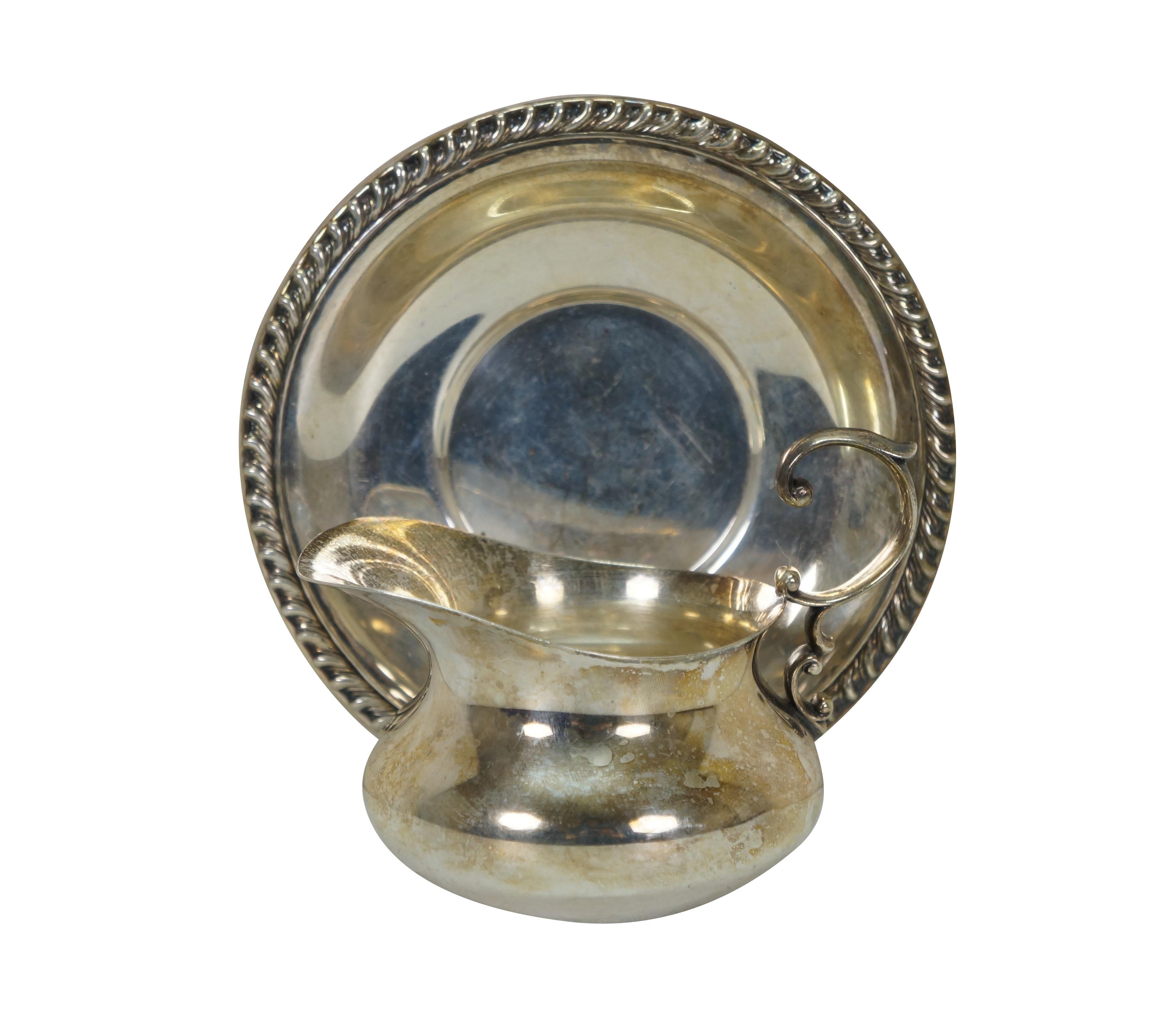 Vintage 20. Jahrhundert Poole Sterling Silber Soße / Sauce Boot und Unterteller. Georgianischer Stil mit gedrungener runder Form und geschwungenem Henkel; Unterteller mit Seildrehrand verziert.

Abmessungen:
5,25
