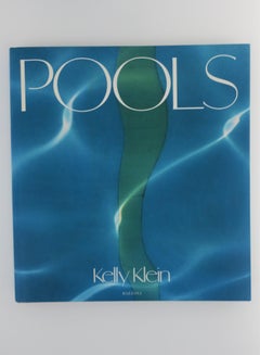 Pools by Kelly Klein : une table basse ou un livre de bibliothèque sur l'architecture