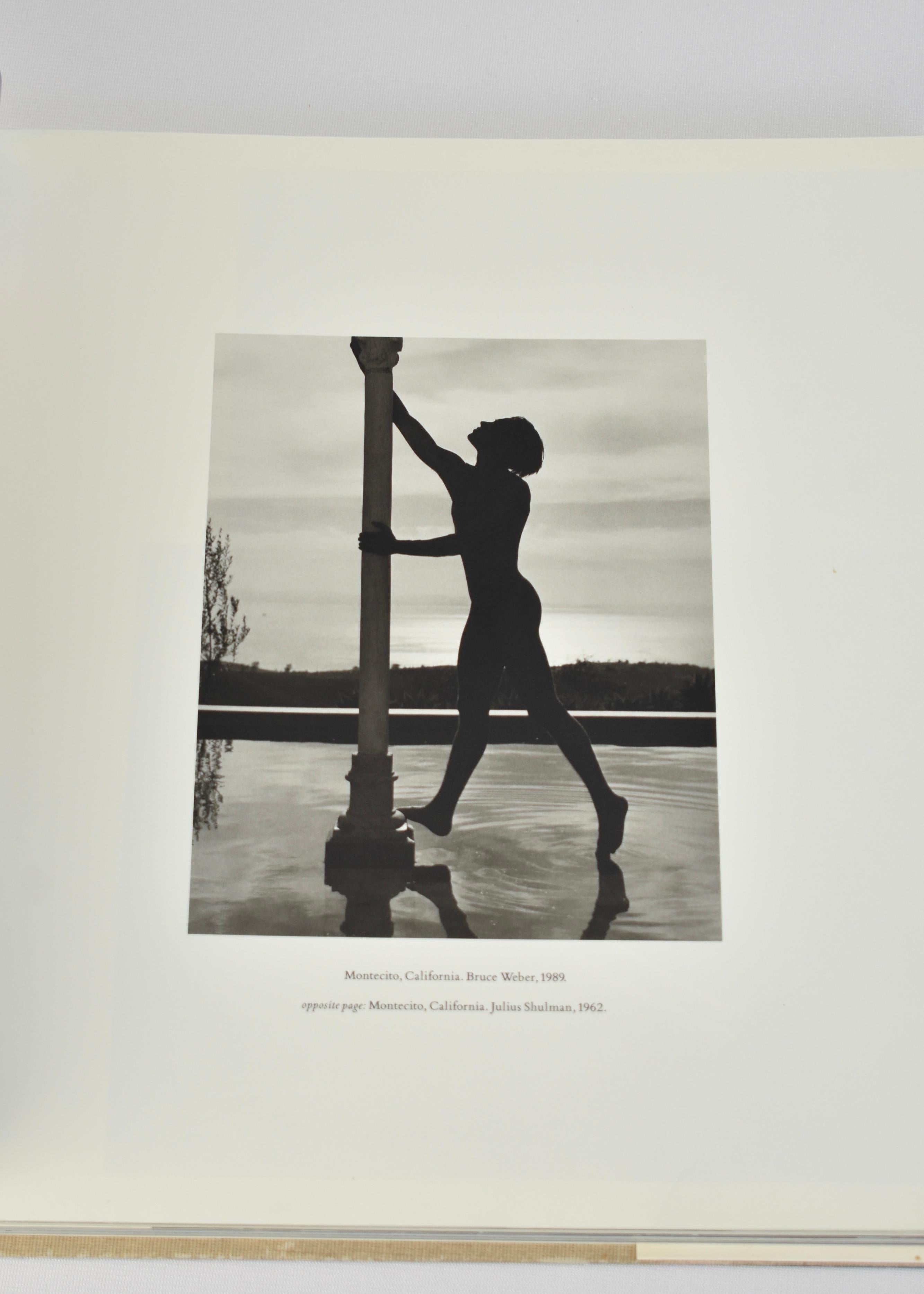 Seltener, gebundener Bildband mit atemberaubenden Fotos von exotischen Pools und Texten von Kelly Klein. Erste Ausgabe, veröffentlicht 1992, 208 Seiten.

