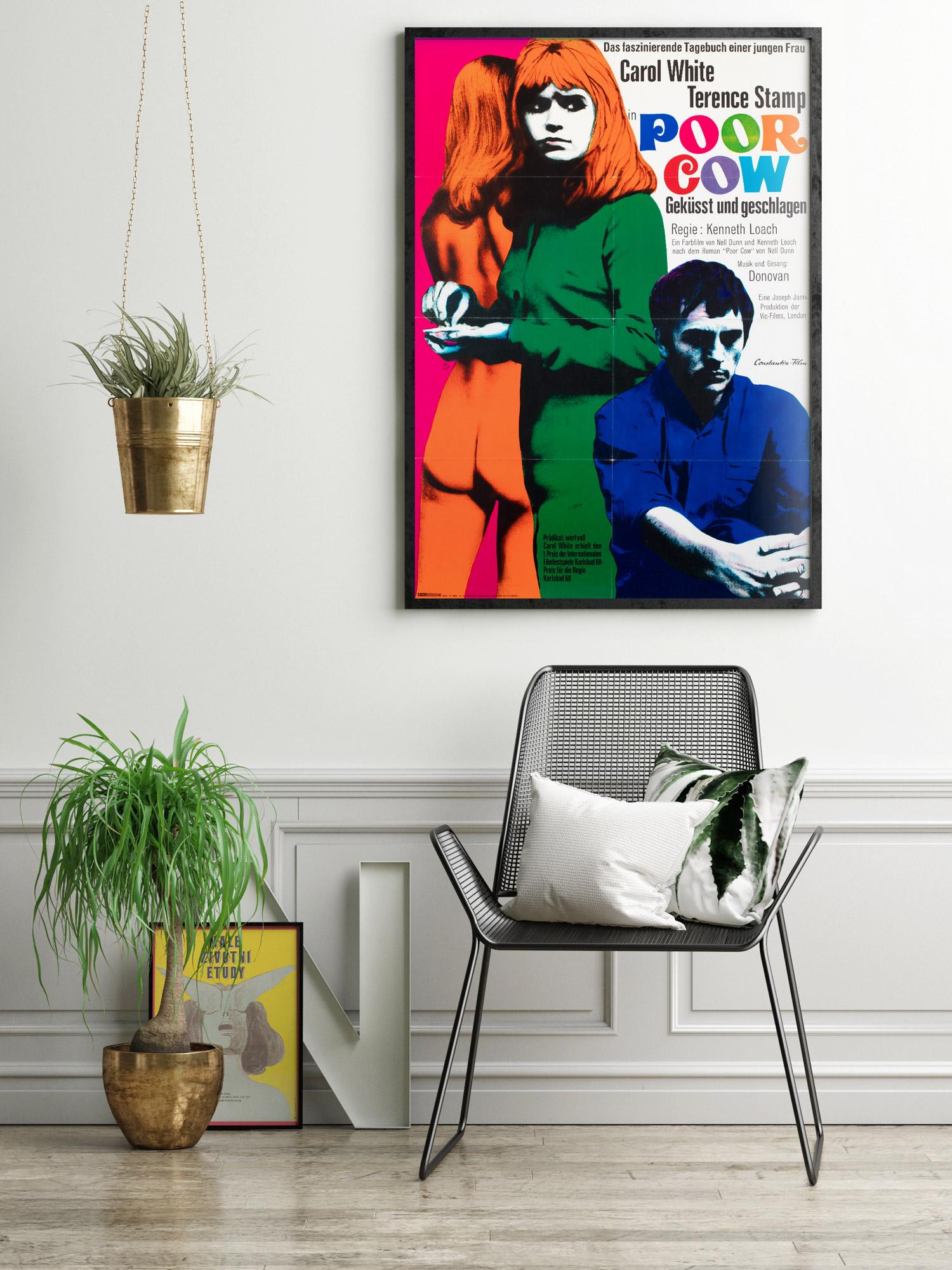 Adoriamo i colori pop e lo stile fortemente contrastato che caratterizzano la locandina del film tedesco di Ken Loach degli anni '60 Poor Cow. Il design di Fischer è grintoso come il film stesso.

Questo poster cinematografico originale d'epoca