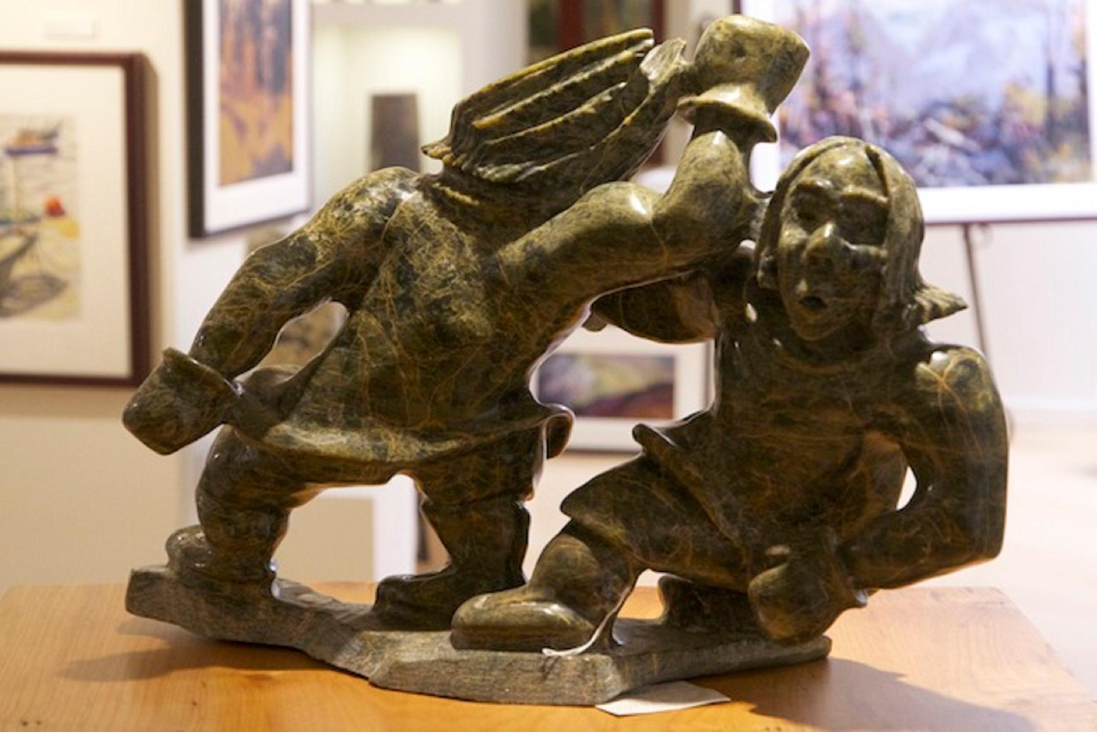 Inuit : deux hommes combattant - Sculpture de Pootoogook Jaw