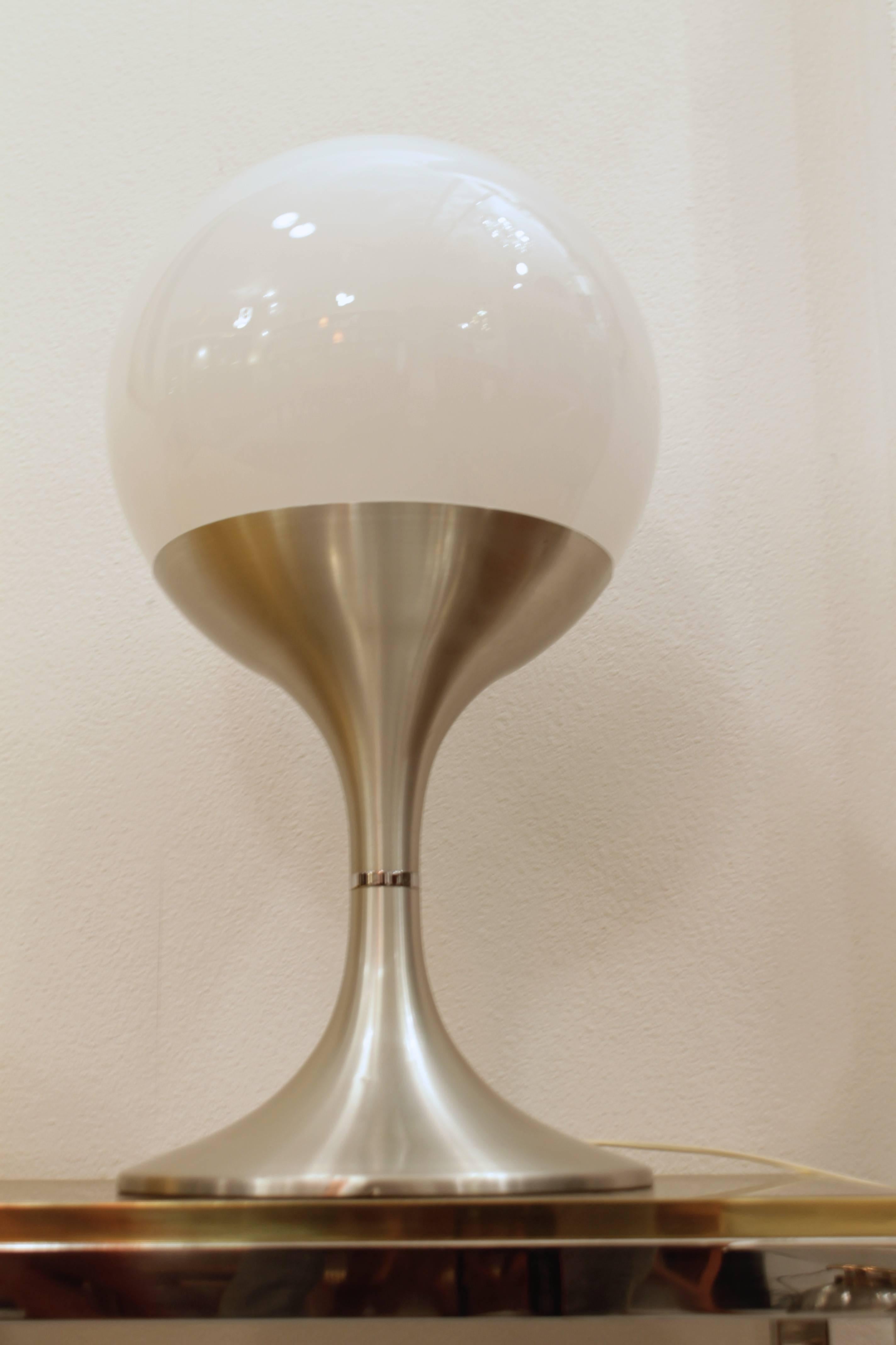 Brushed aluminium and white opal glass pop table or floor lamp, circa 1970s.
Good condition.