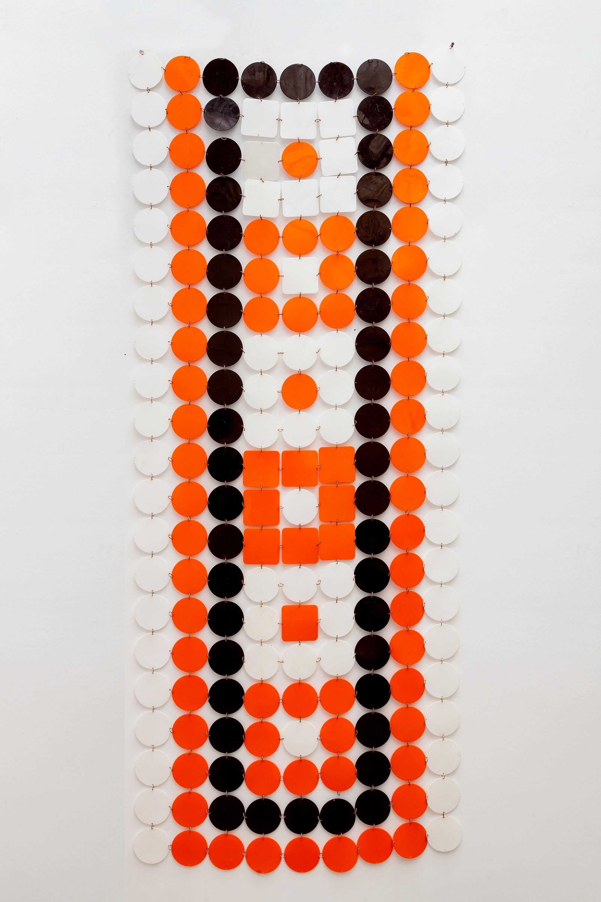 Pop-Art 1960er Jahre hängende Leinwand oder Raumteiler. Kunststoffscheiben im Mod-Stil, verbunden durch verchromte Metallreifen in leuchtenden Orange-, Braun- und Weißtönen.
Es kann auf verschiedene Weise verwendet werden, zum Beispiel als Vorhang