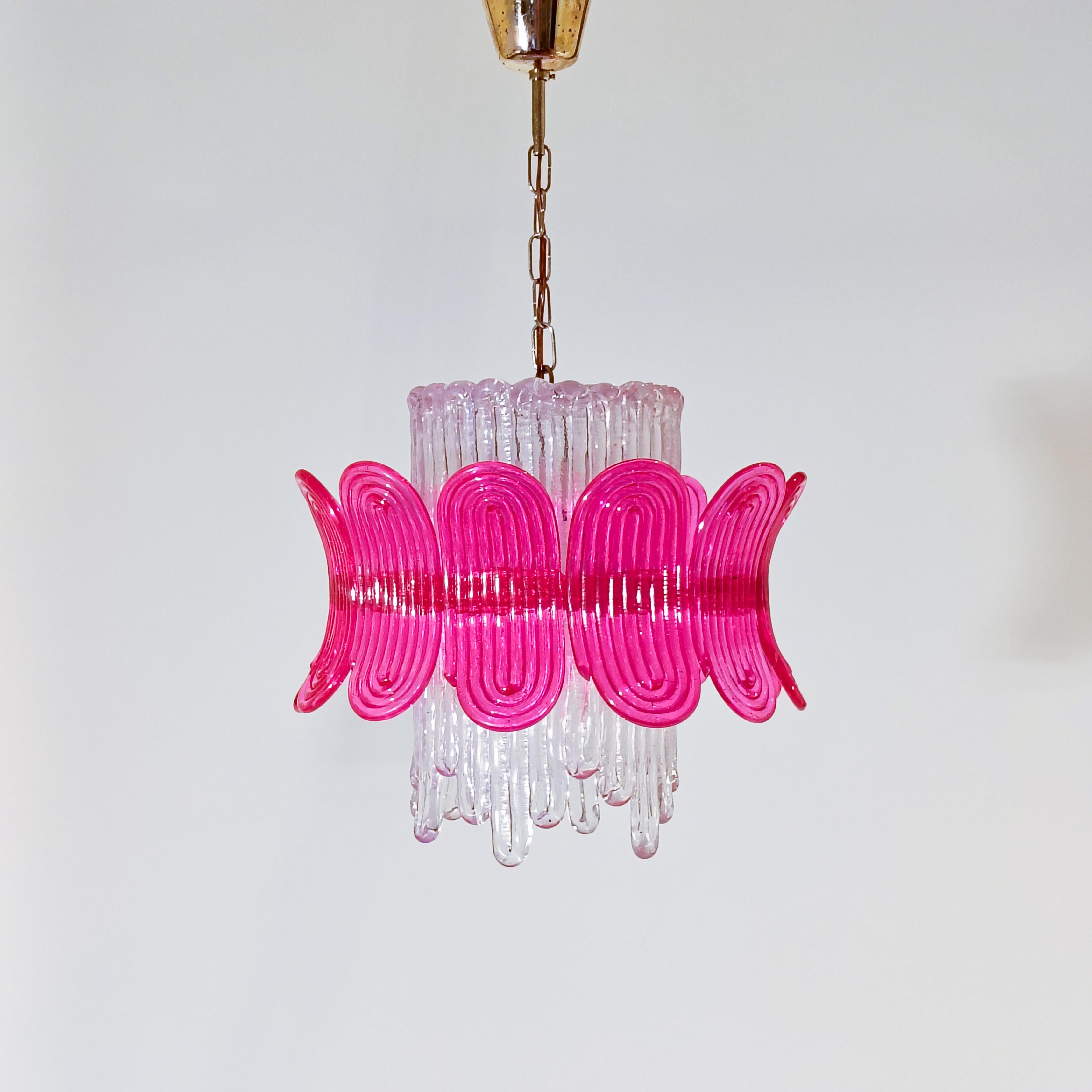 Lampe suspendue glacée Pop Art et Space Age, Espagne, années 1970. Composé d'une structure centrale ronde en acrylique semi-transparent à effet de glace, et entouré d'une couronne d'éléments de style Pop Art en acrylique semi-transparent