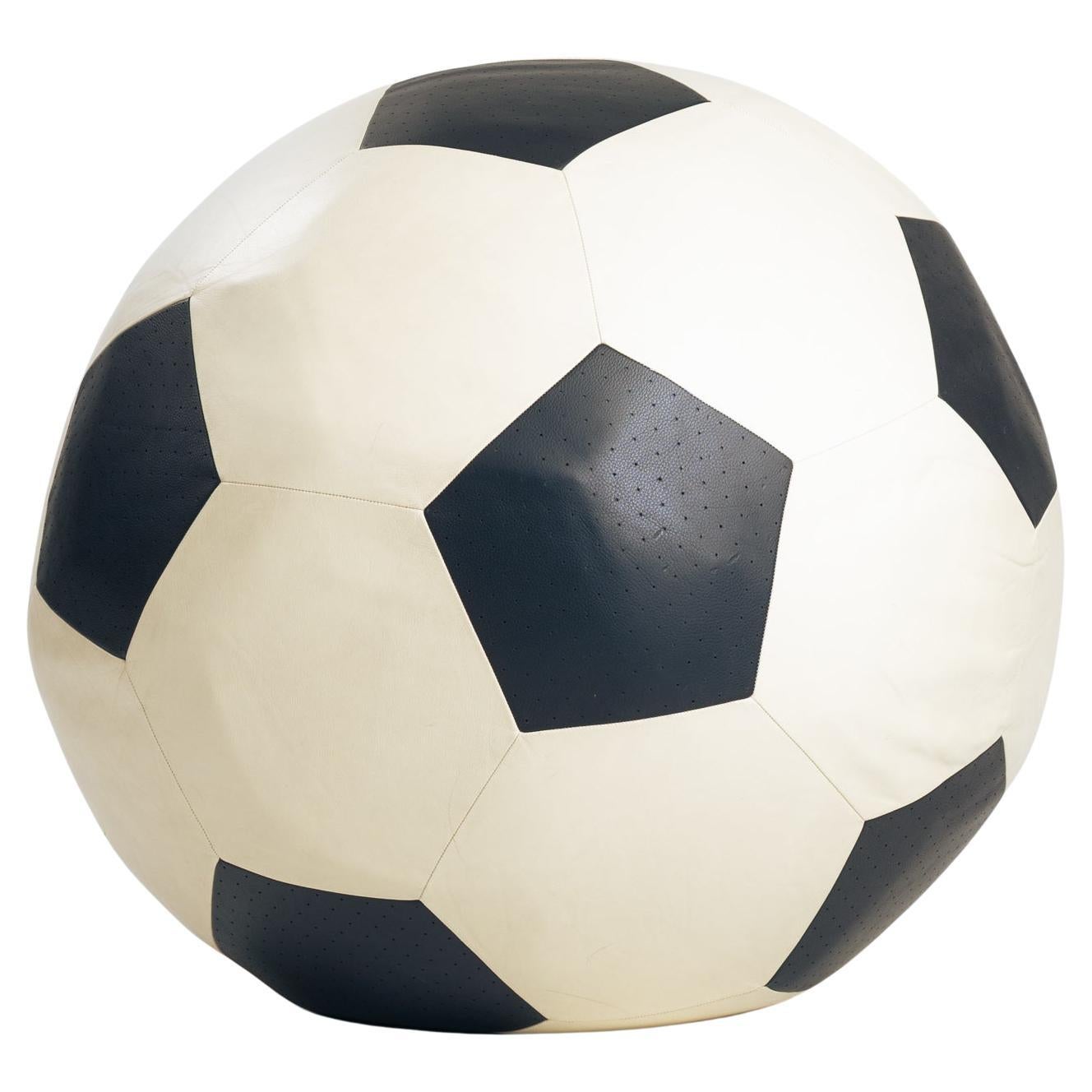 Questa rara sedia a sfera Montis bianca e nera in pelle Wapiti di alta qualità è un elemento di seduta e una palla allo stesso tempo. Fa emergere il lato ludico di ognuno di noi ed è proprio questo l'intento. Lascia che la tua stanza si trasformi in