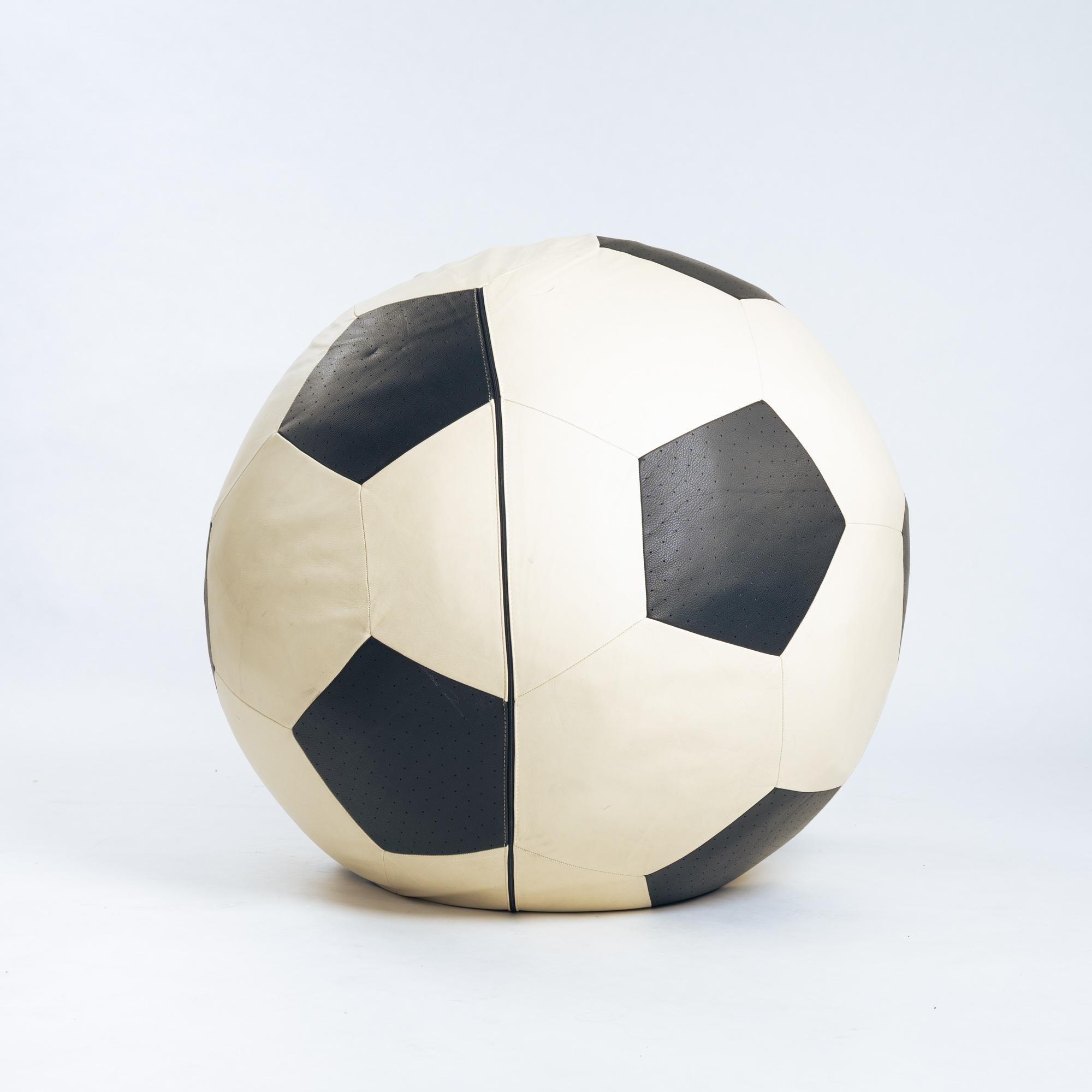 Sedia a sfera Pop Art sedia a sfera pop up da calcio, Montis, anni '80 In condizioni buone in vendita a Zevenaar, NL